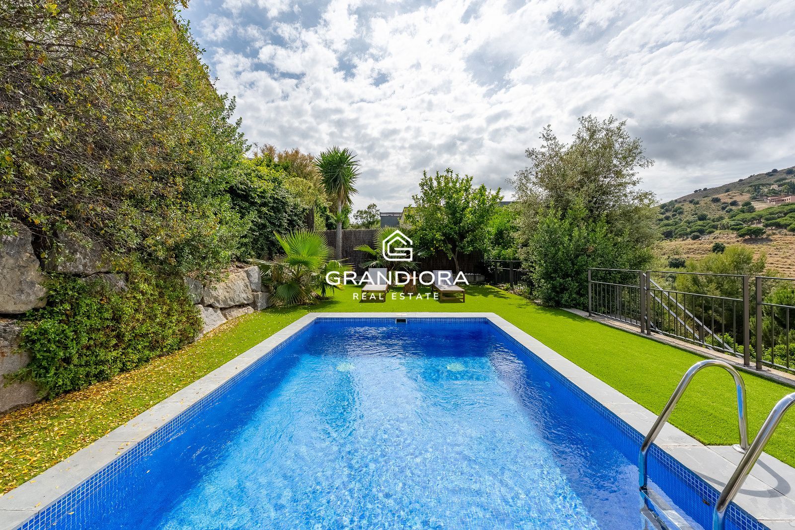 Exclusiva villa con jardín y piscina privada en una de las mejores zonas de Alella - Imagen 5