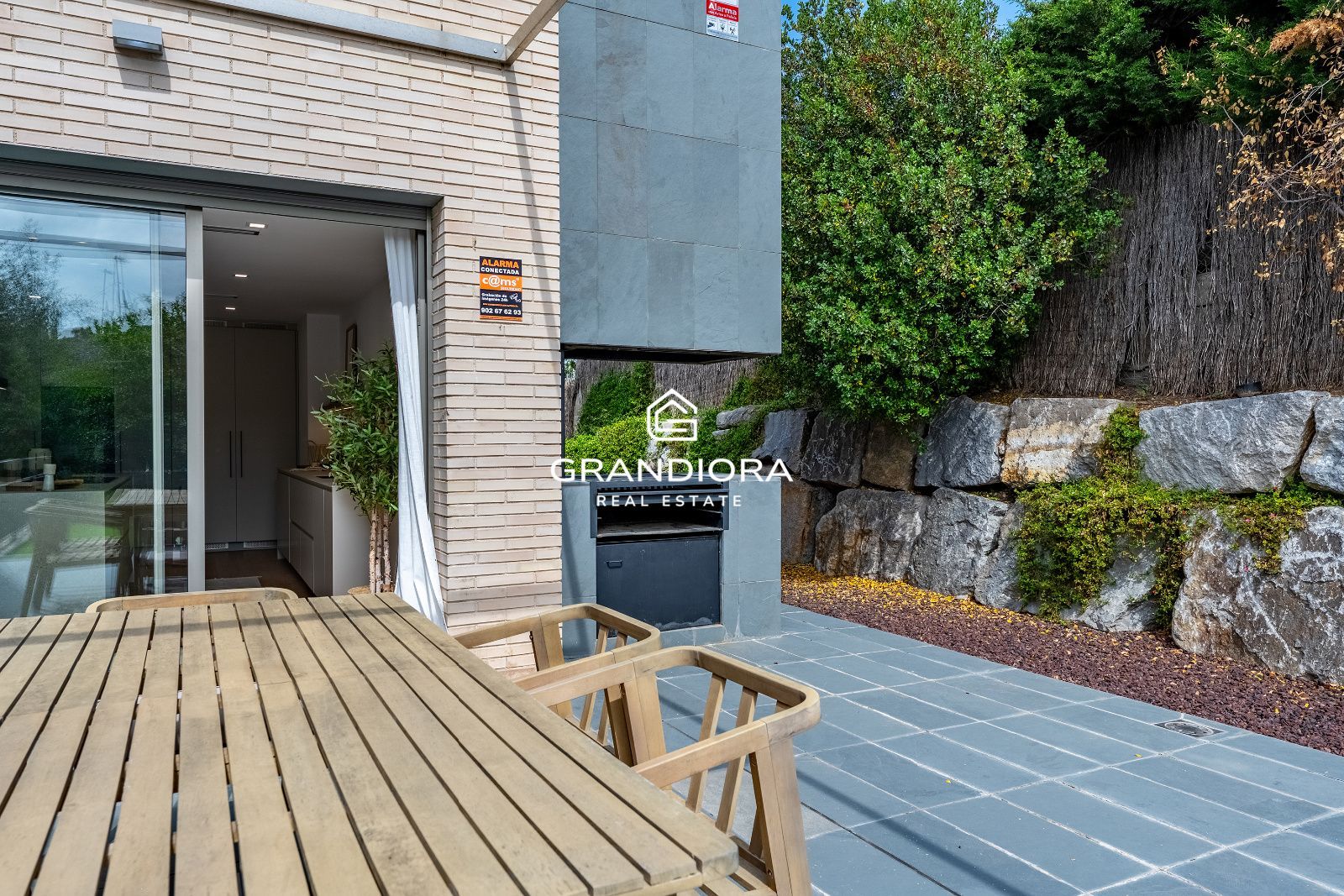 Exclusiva villa con jardín y piscina privada en una de las mejores zonas de Alella - Imagen 6