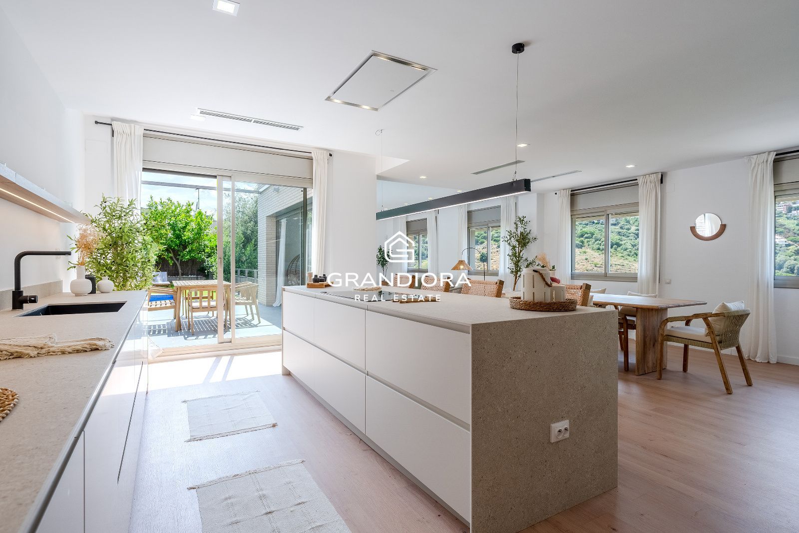 Exclusiva villa con jardín y piscina privada en una de las mejores zonas de Alella - Imagen 8