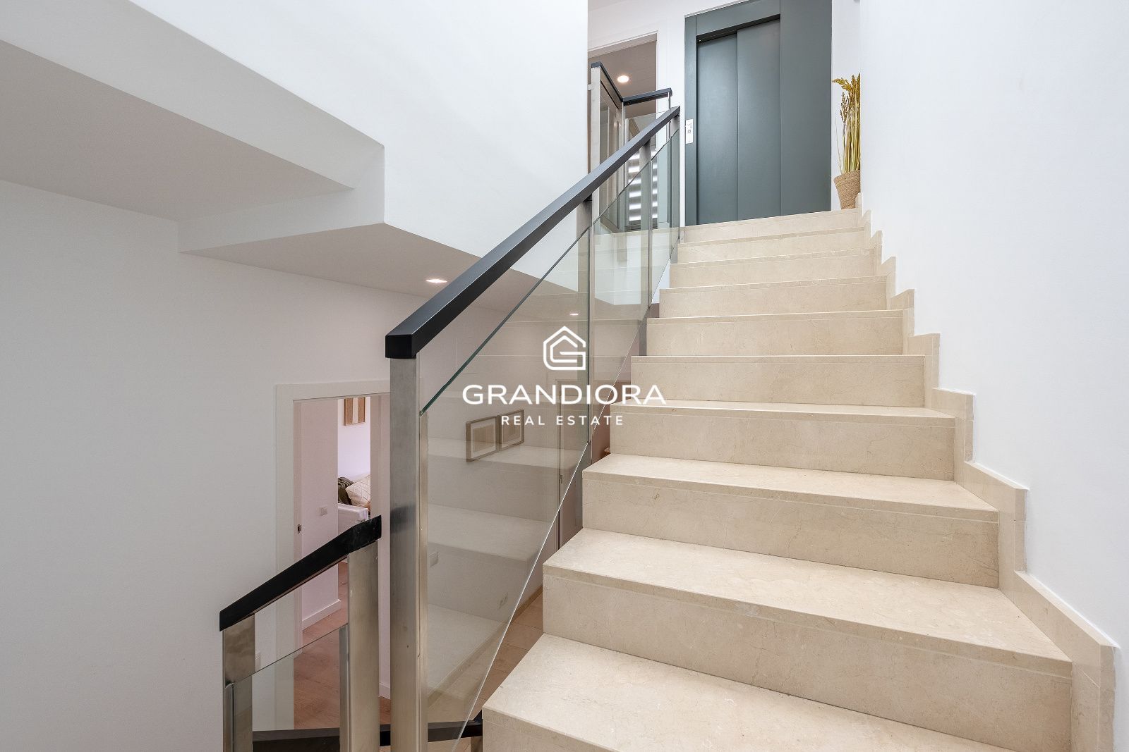 Exclusiva villa con jardín y piscina privada en una de las mejores zonas de Alella - Imagen 46