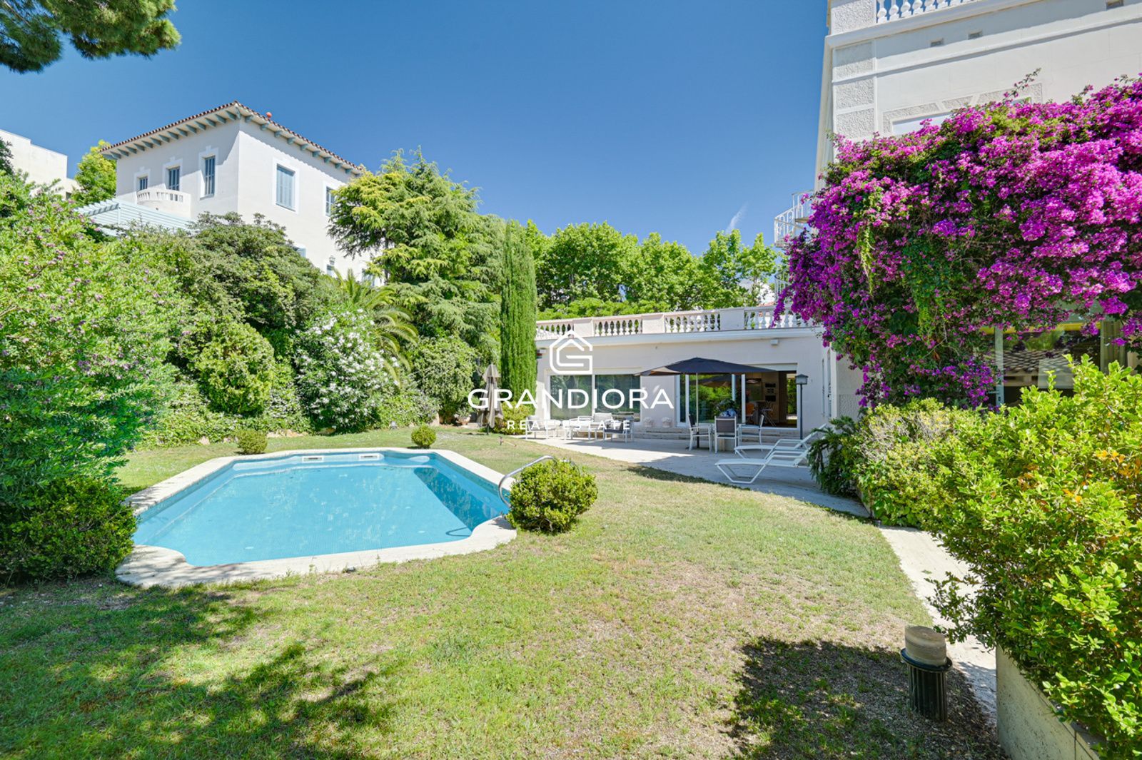 Exclusiva villa con piscina y gran parcela de 1.400 m² en el Maresme - Imagen 4