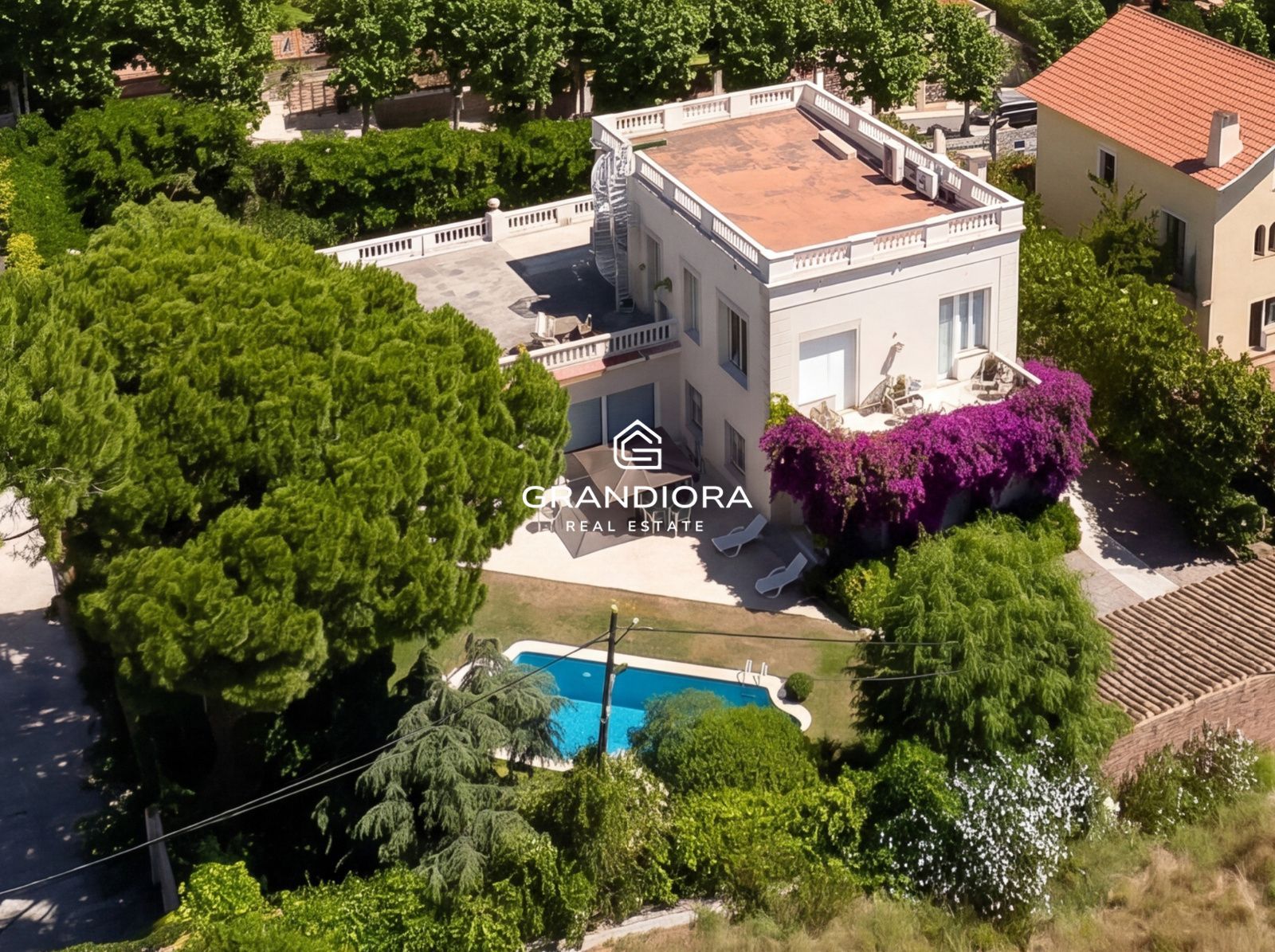 Exclusiva villa con piscina y gran parcela de 1.400 m² en el Maresme - Imagen 1