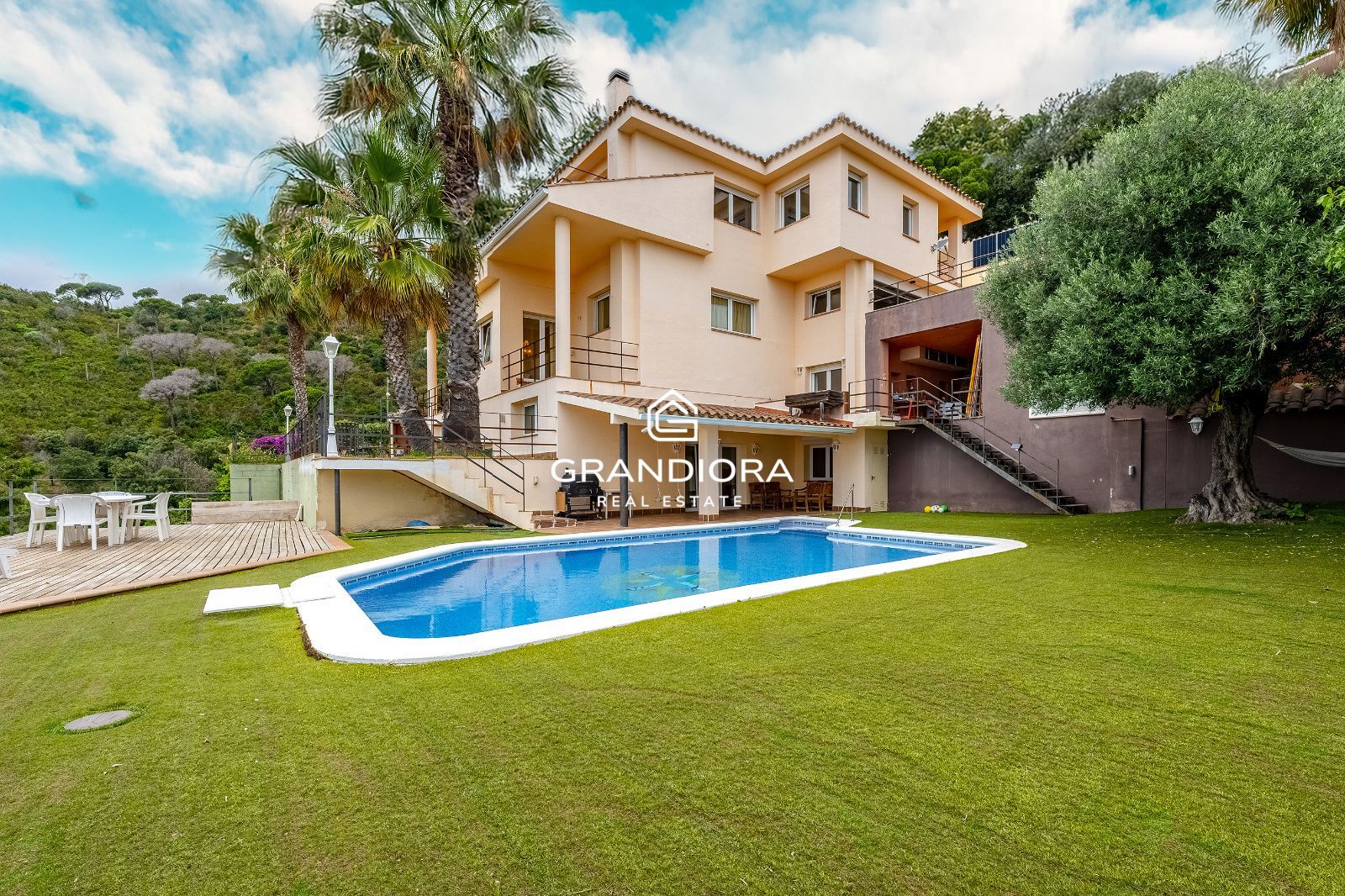 Villa independiente con vistas al mar, de 767 m² con jardín y piscina en el Maresme - Imagen 1