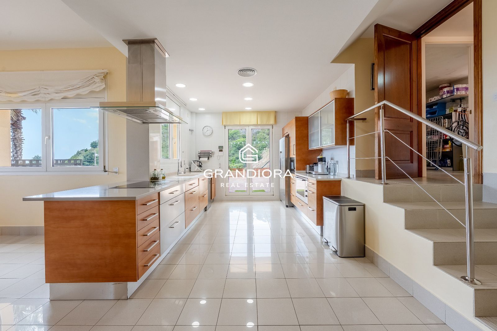 Villa independiente con vistas al mar, de 767 m² con jardín y piscina en el Maresme - Imagen 10