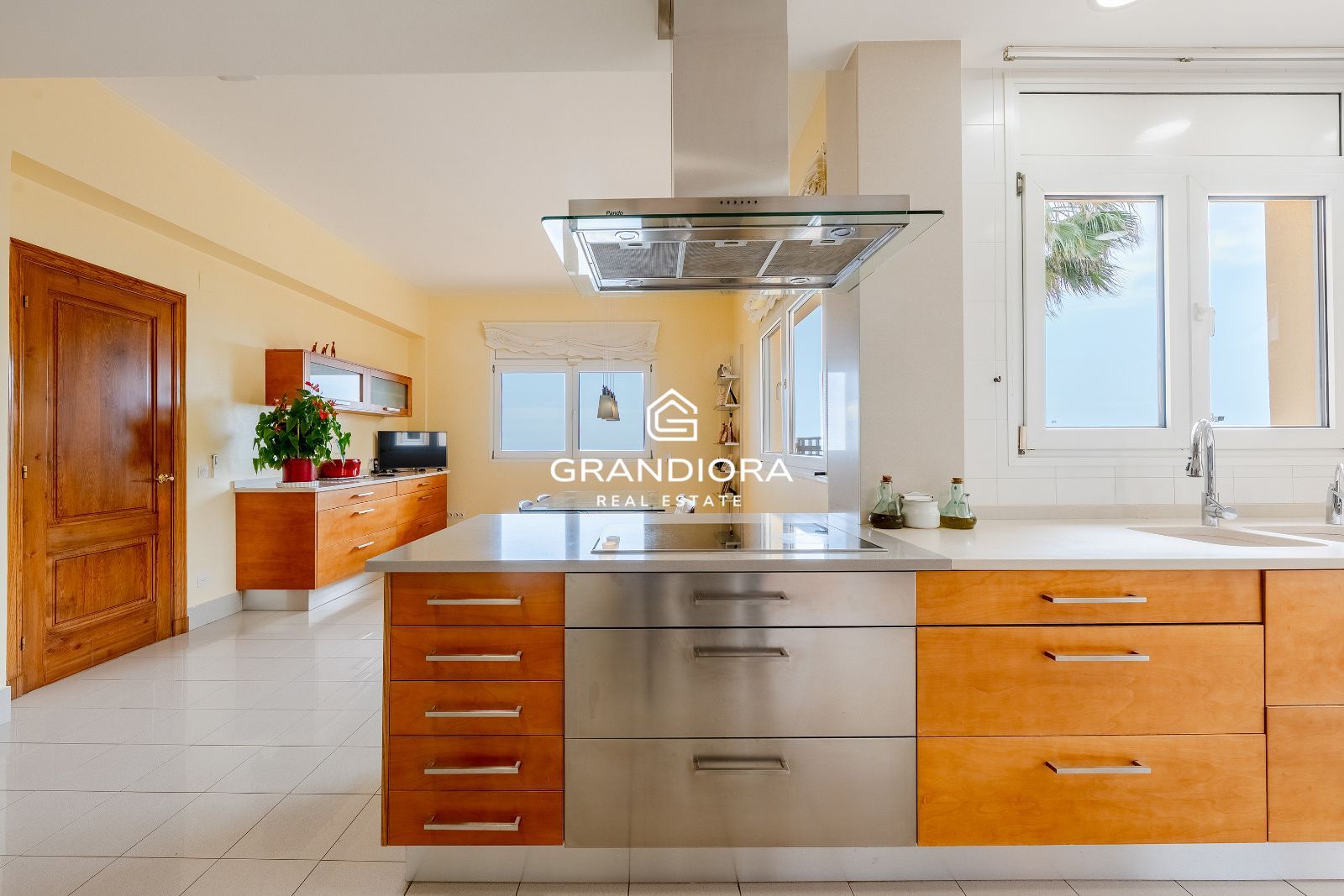 Villa independiente con vistas al mar, de 767 m² con jardín y piscina en el Maresme - Imagen 12