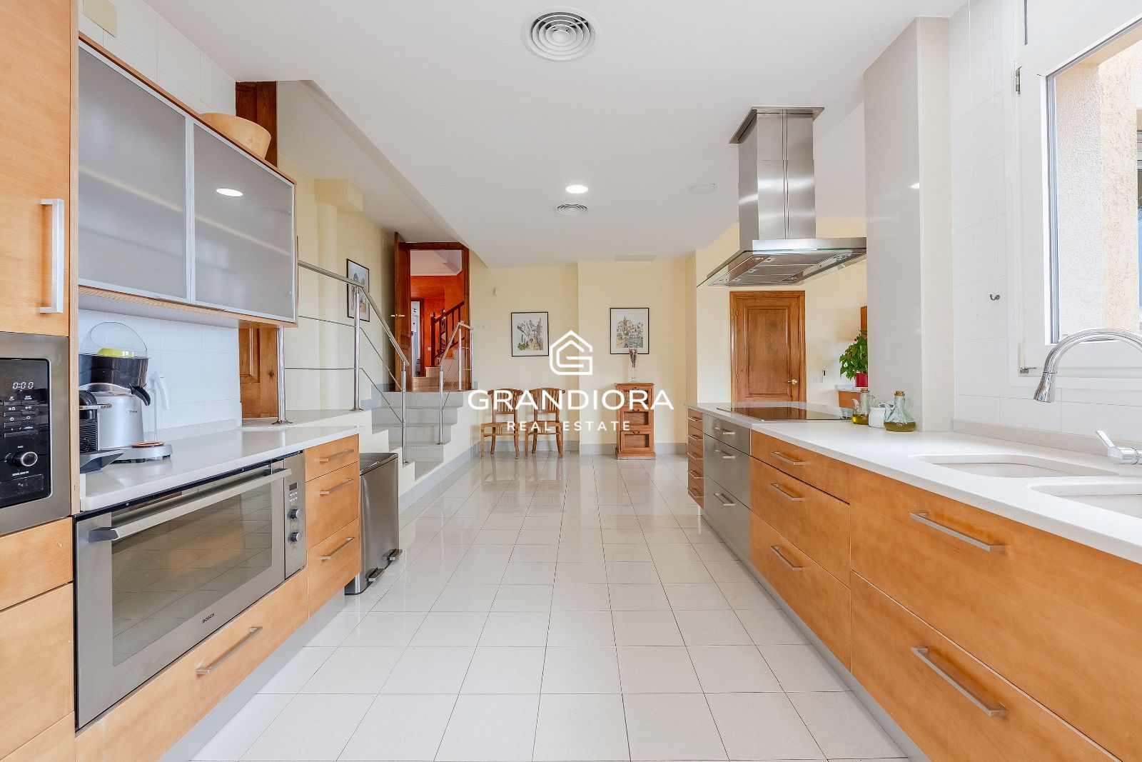 Villa independiente con vistas al mar, de 767 m² con jardín y piscina en el Maresme - Imagen 13