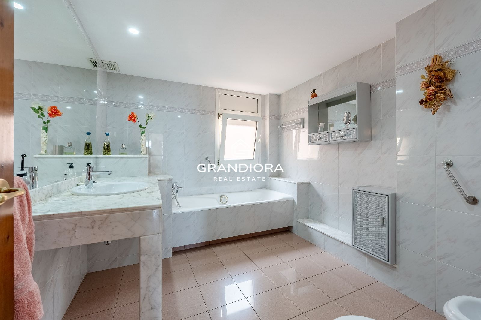 Villa independiente con vistas al mar, de 767 m² con jardín y piscina en el Maresme - Imagen 38