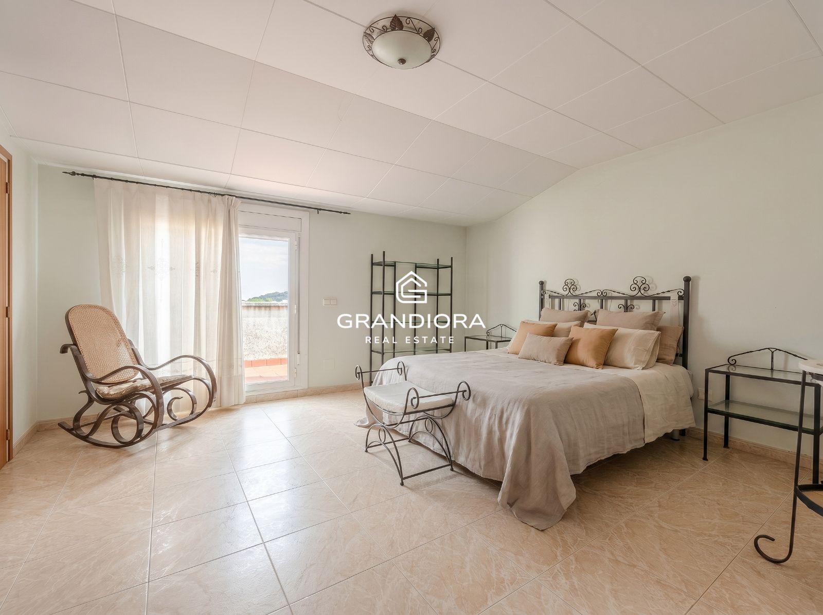 Casa familiar de 4 habitaciones y con amplia terraza en Argentona - Imagen 4