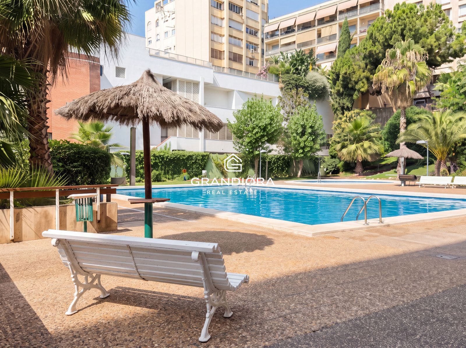 Piso reformado con piscina, pádel y parking en Sant Gervasi - Imagen 1