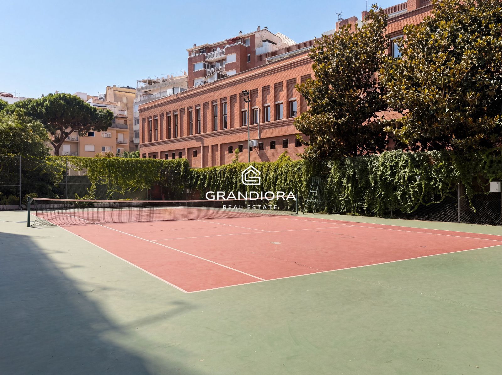 Piso reformado con piscina, pádel y parking en Sant Gervasi - Imagen 2