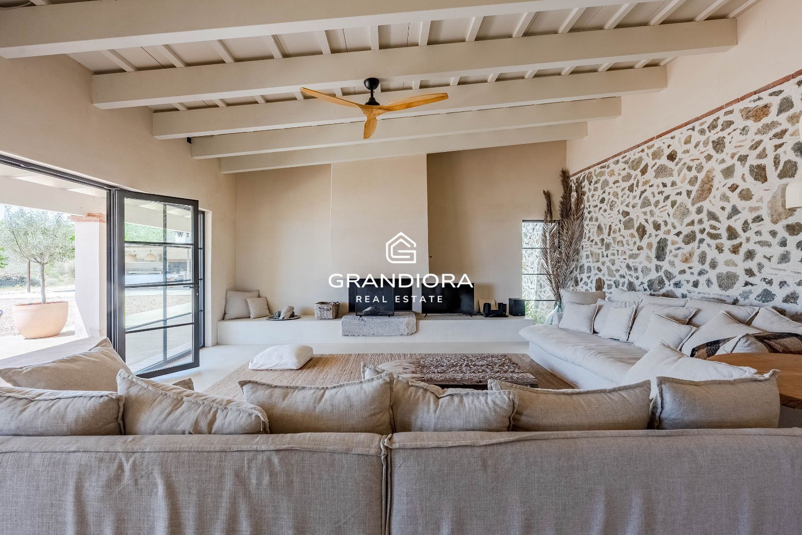 Exclusiva masía catalana en Alella con impresionantes vistas al mar - Imagen 7