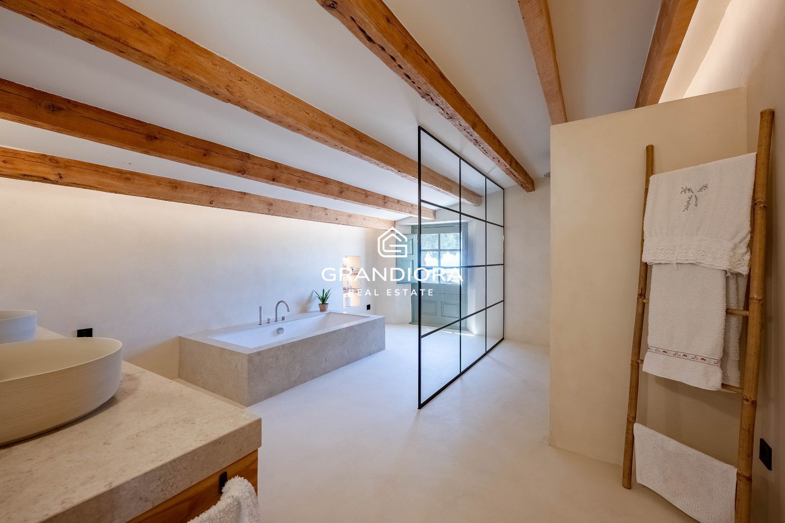 Exclusiva masía catalana en Alella con impresionantes vistas al mar - Imagen 44