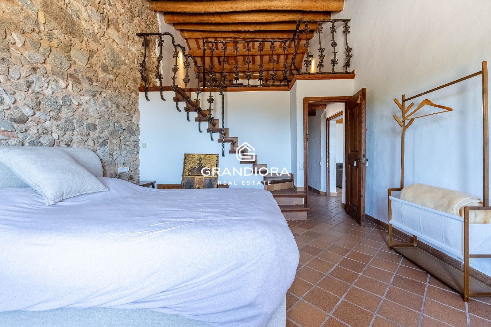 Exclusiva masía catalana en Alella con impresionantes vistas al mar - Imagen 56