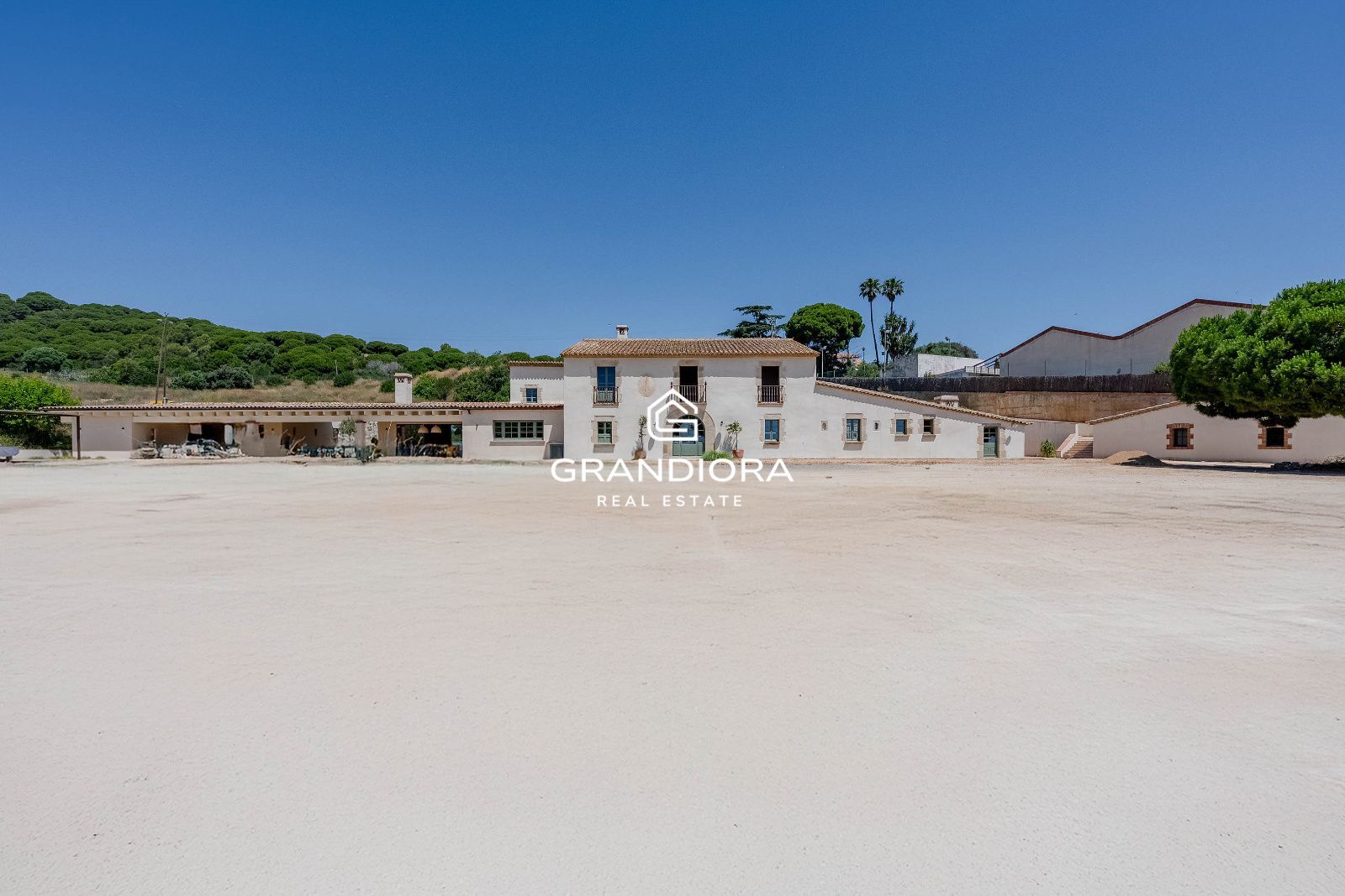 Exclusiva masía catalana en Alella con impresionantes vistas al mar - Imagen 75