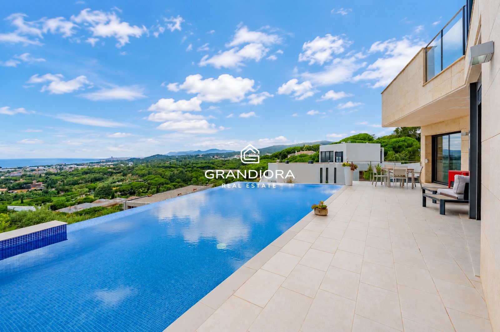 Villa contemporánea con piscina infinita y vistas al mar en Sant Vicenç de Montalt - Imagen 1