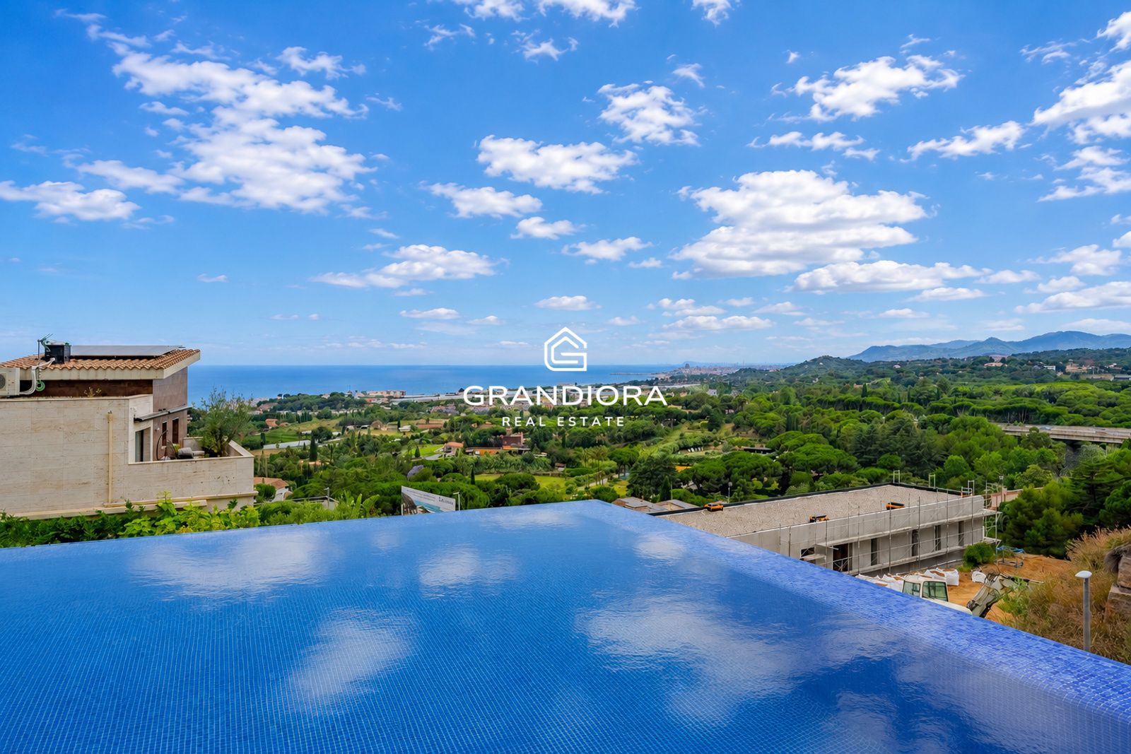 Villa contemporánea con piscina infinita y vistas al mar en Sant Vicenç de Montalt - Imagen 3