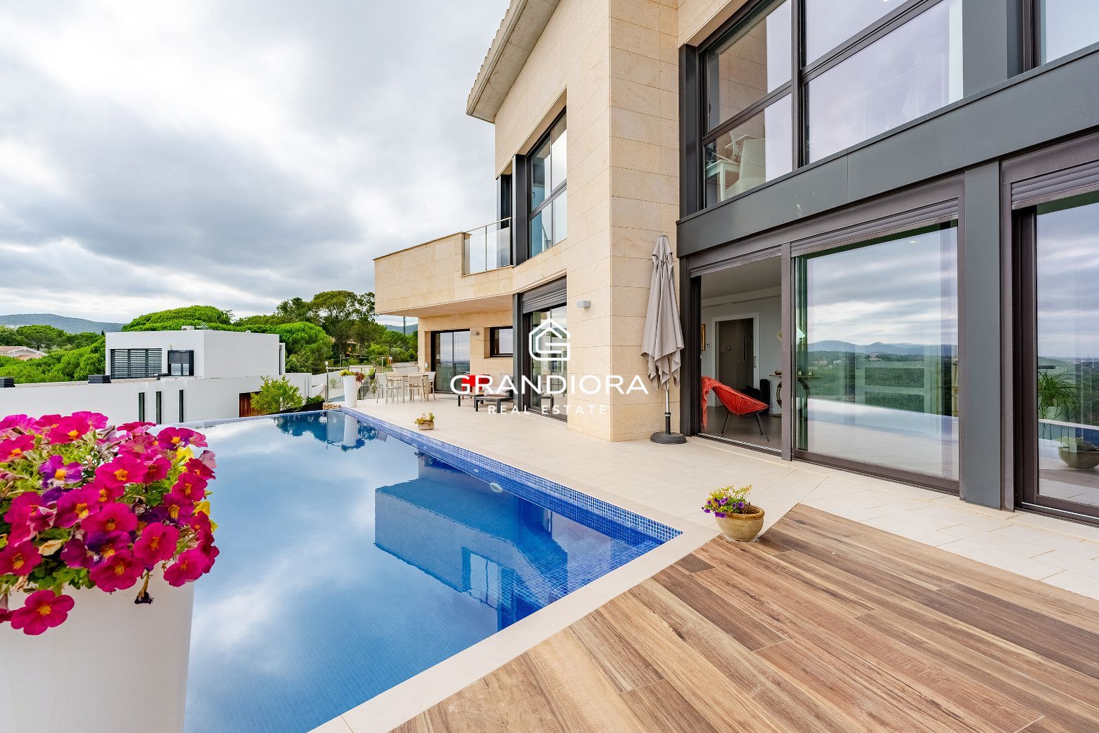 Villa contemporánea con piscina infinita y vistas al mar en Sant Vicenç de Montalt - Imagen 4