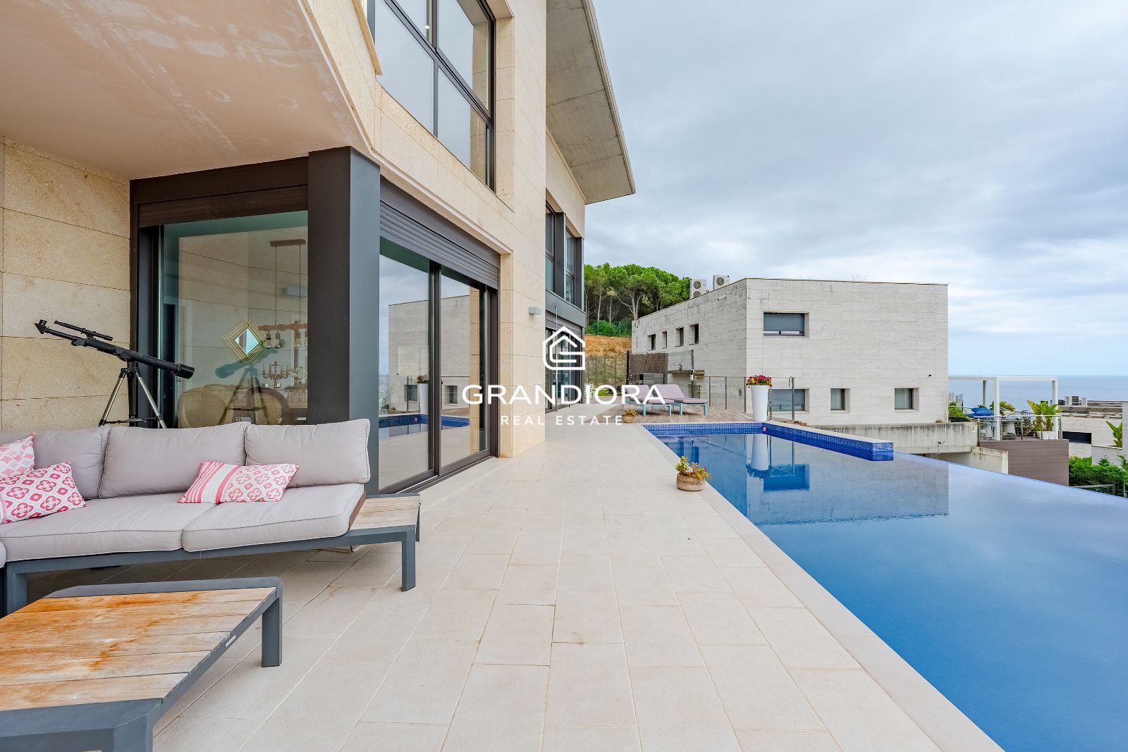 Villa contemporánea con piscina infinita y vistas al mar en Sant Vicenç de Montalt - Imagen 5