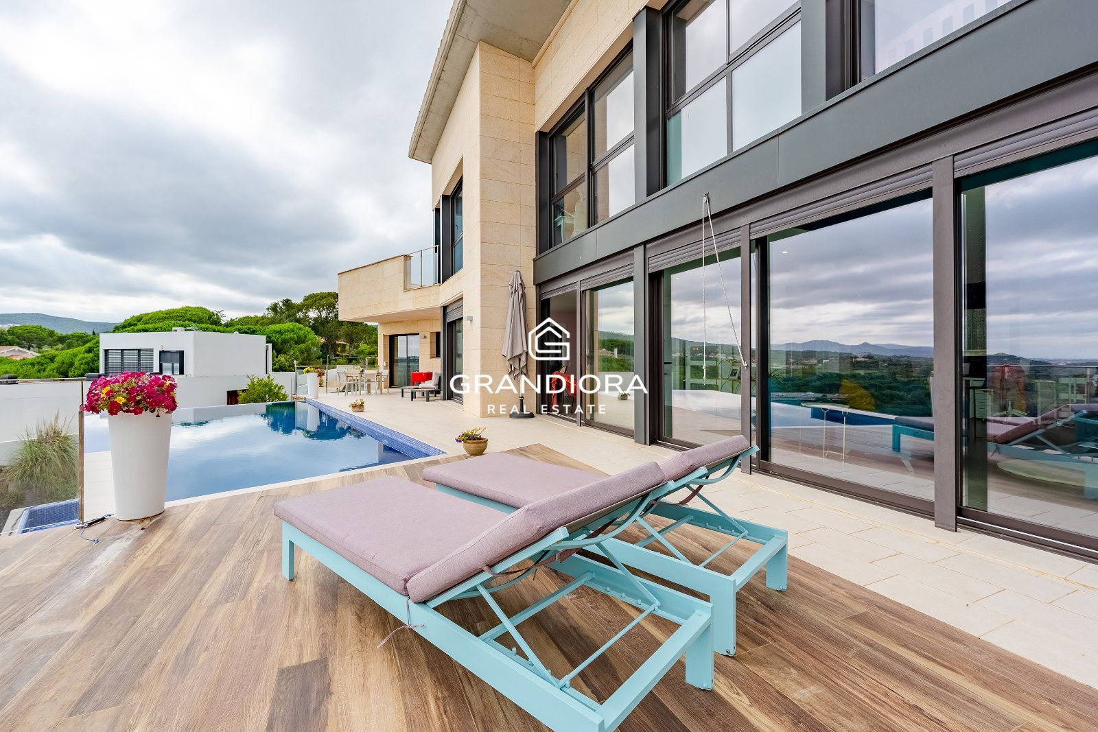 Villa contemporánea con piscina infinita y vistas al mar en Sant Vicenç de Montalt - Imagen 6