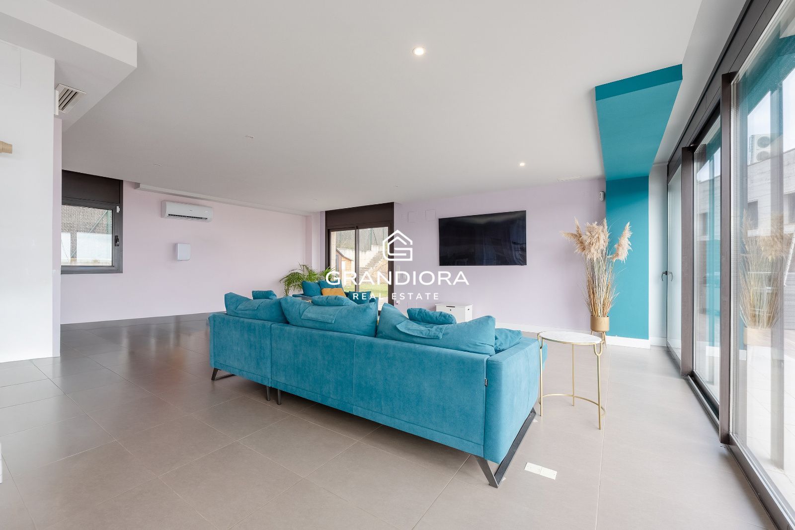 Villa contemporánea con piscina infinita y vistas al mar en Sant Vicenç de Montalt - Imagen 11