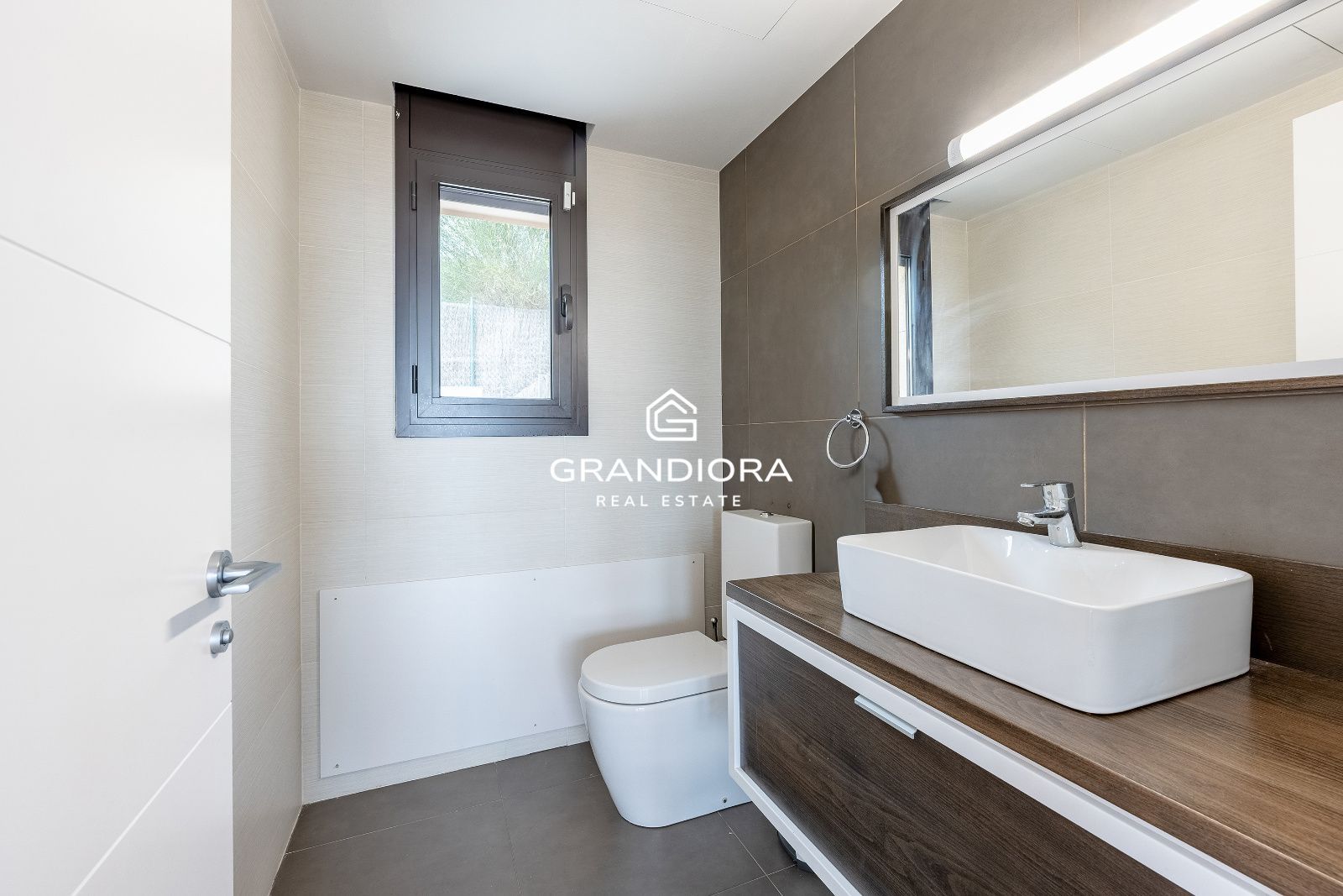 Villa contemporánea con piscina infinita y vistas al mar en Sant Vicenç de Montalt - Imagen 17