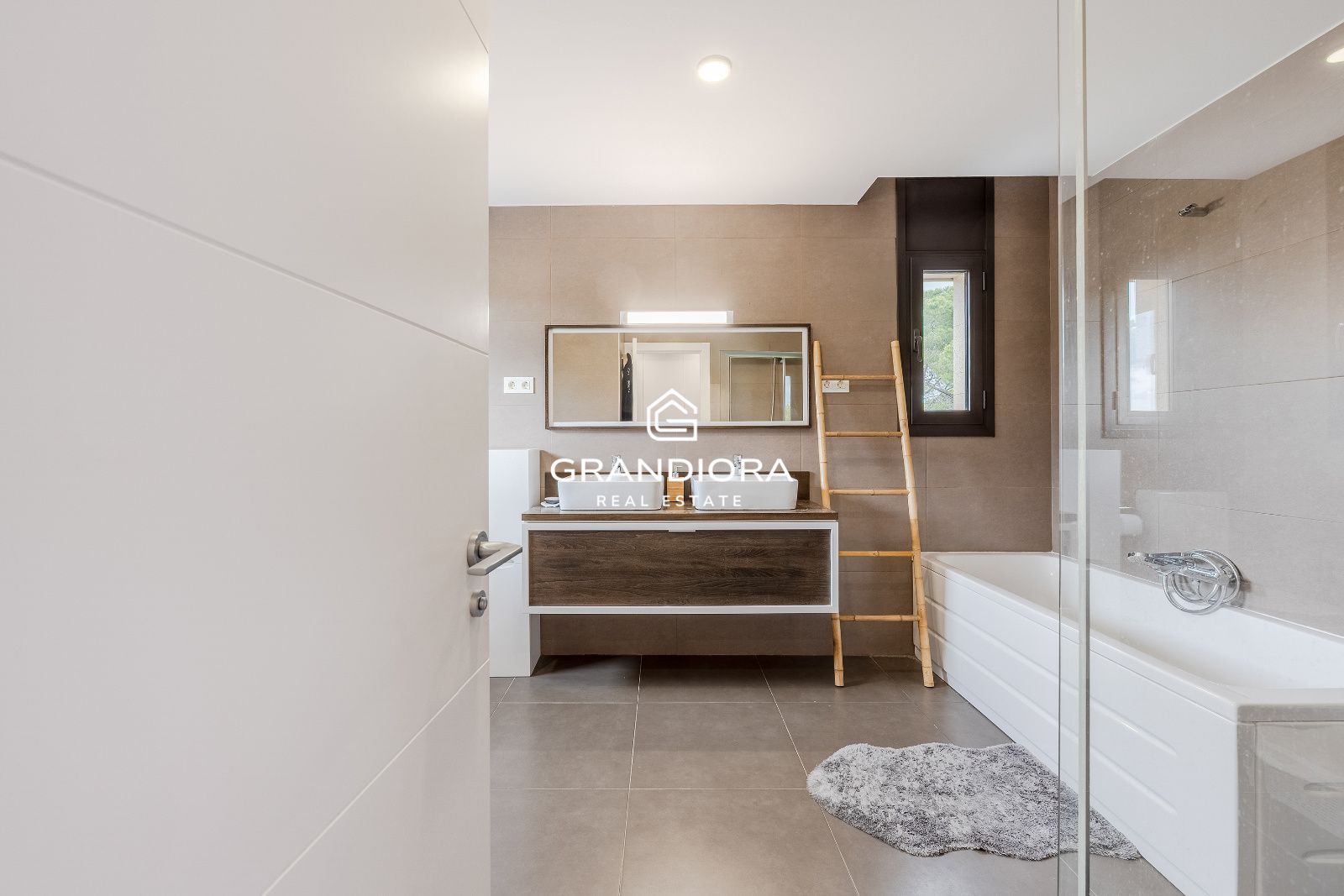 Villa contemporánea con piscina infinita y vistas al mar en Sant Vicenç de Montalt - Imagen 21
