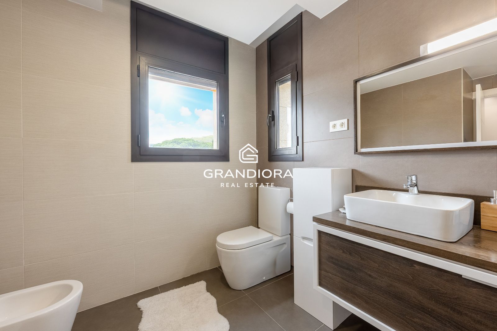 Villa contemporánea con piscina infinita y vistas al mar en Sant Vicenç de Montalt - Imagen 23