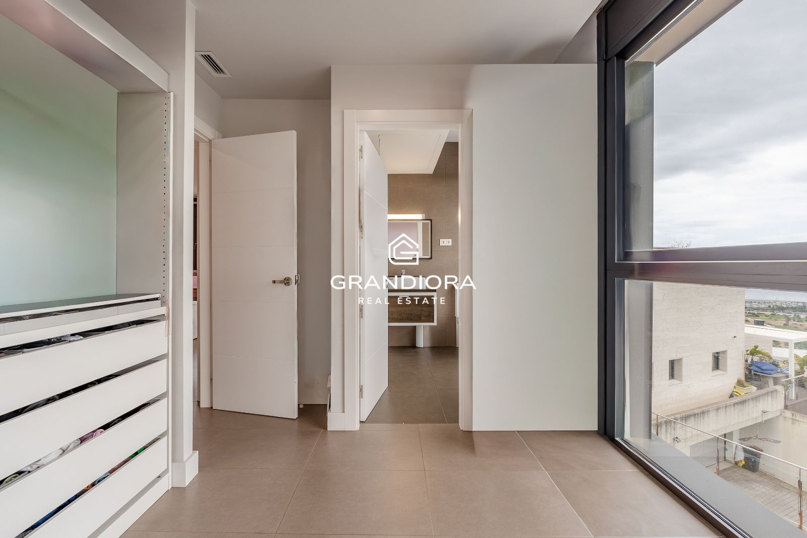 Villa contemporánea con piscina infinita y vistas al mar en Sant Vicenç de Montalt - Imagen 26