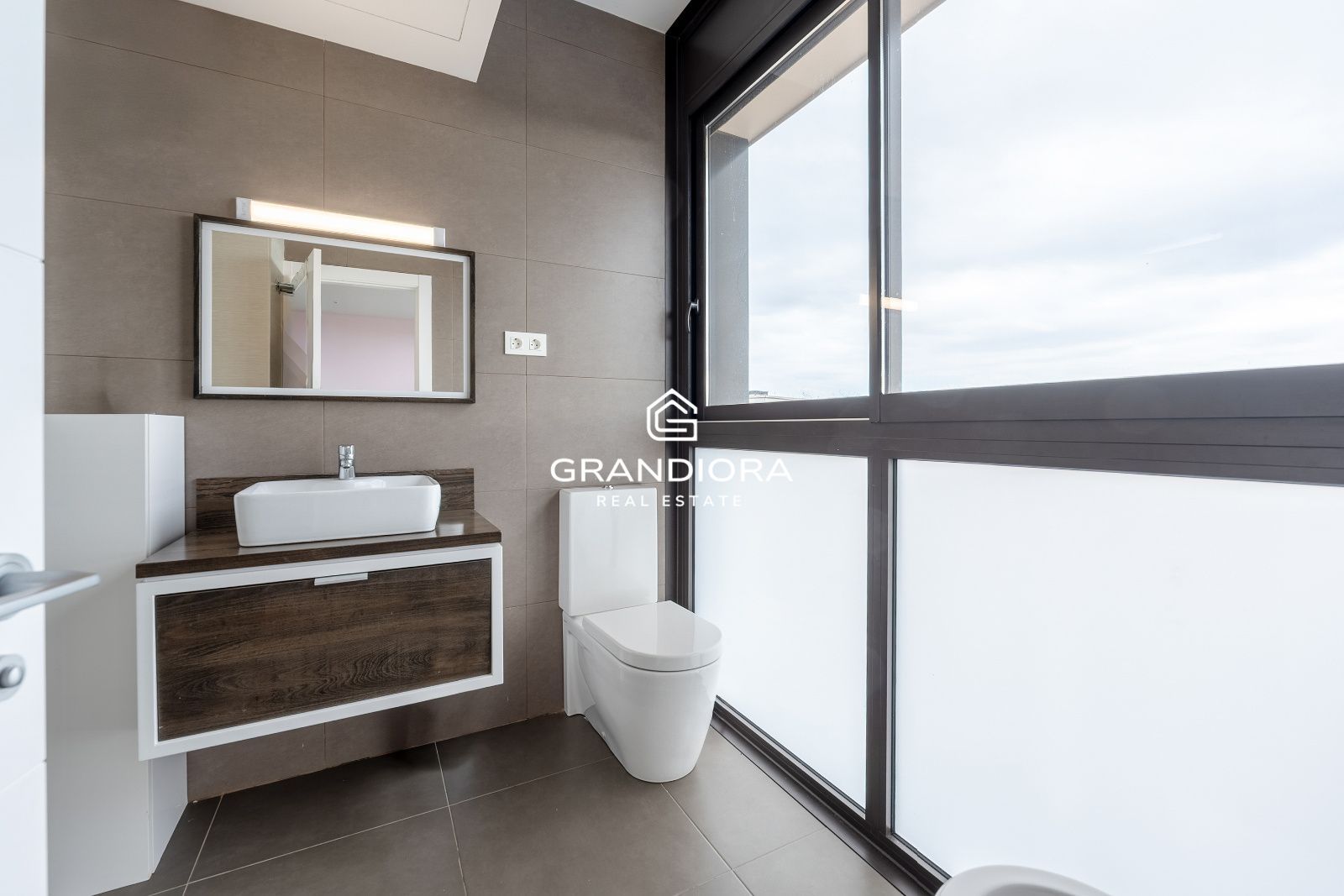 Villa contemporánea con piscina infinita y vistas al mar en Sant Vicenç de Montalt - Imagen 27