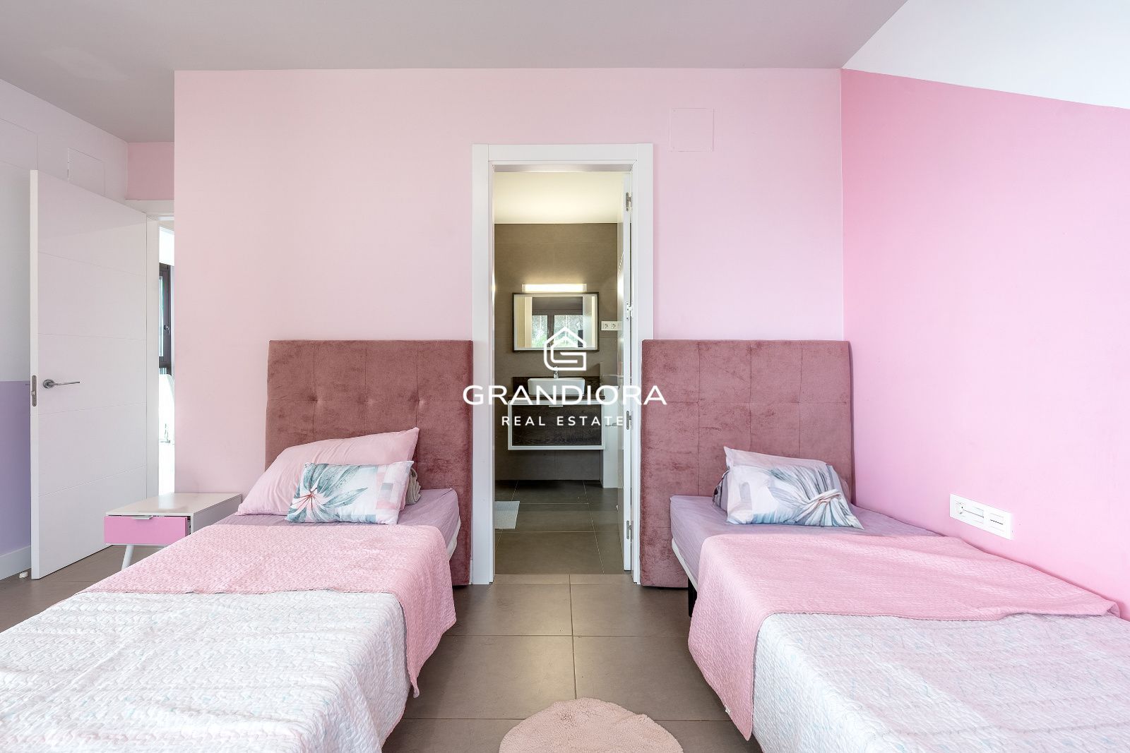 Villa contemporánea con piscina infinita y vistas al mar en Sant Vicenç de Montalt - Imagen 28