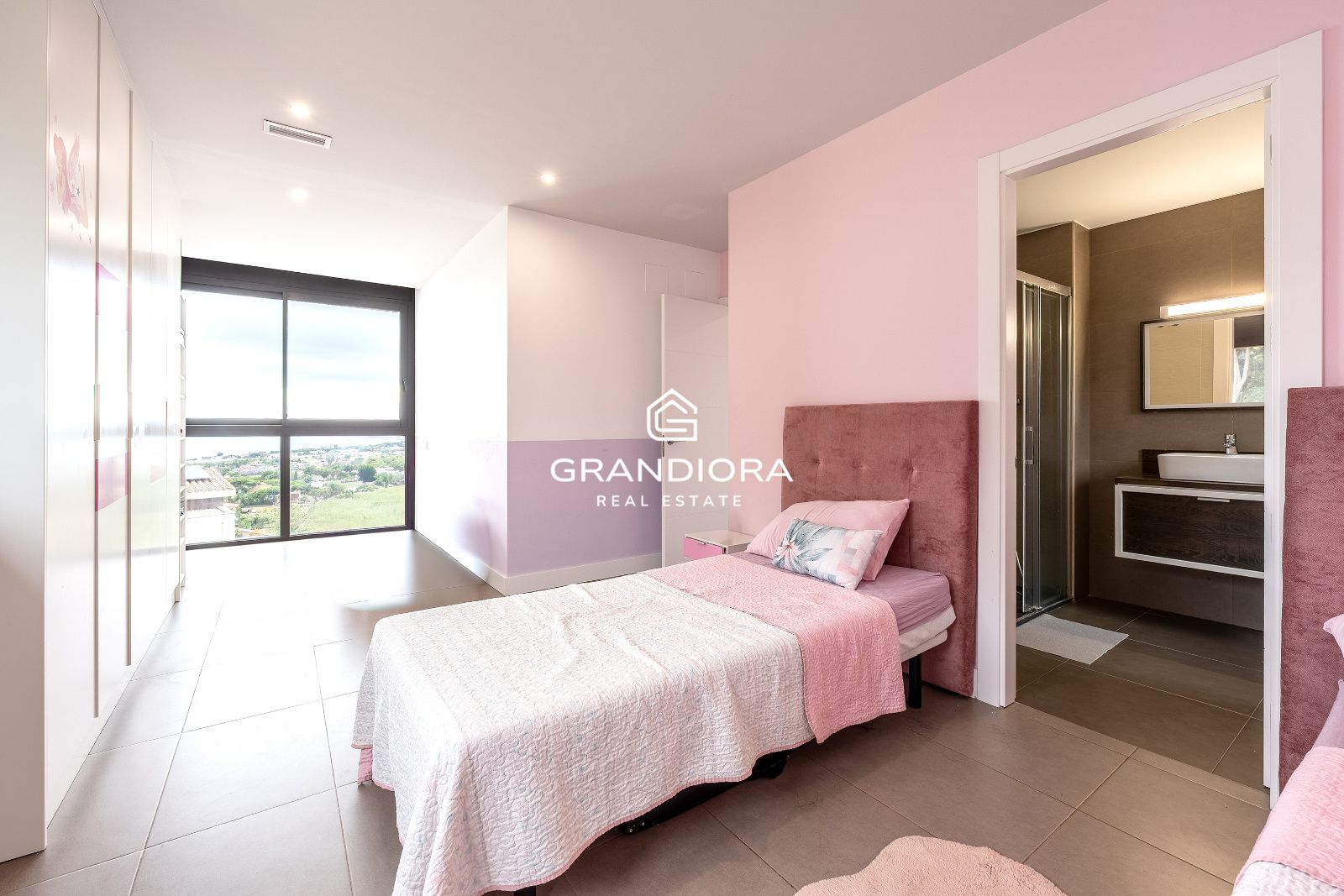 Villa contemporánea con piscina infinita y vistas al mar en Sant Vicenç de Montalt - Imagen 29