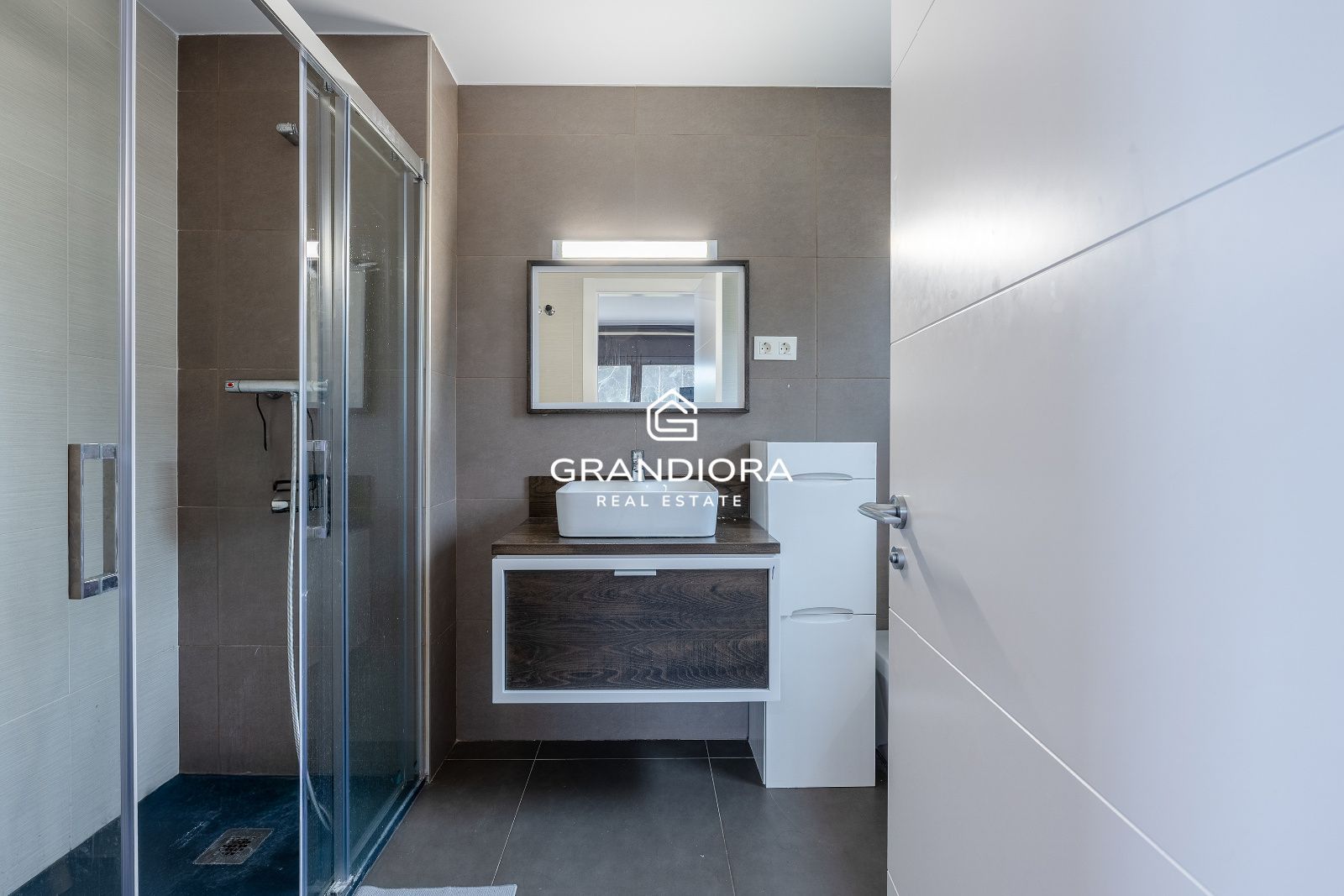 Villa contemporánea con piscina infinita y vistas al mar en Sant Vicenç de Montalt - Imagen 31