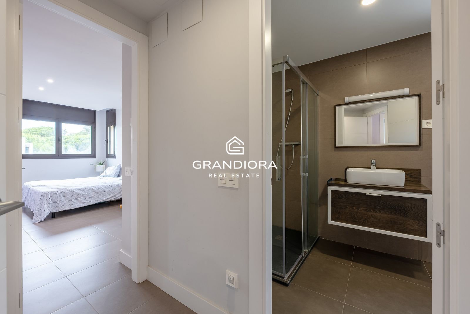 Villa contemporánea con piscina infinita y vistas al mar en Sant Vicenç de Montalt - Imagen 32