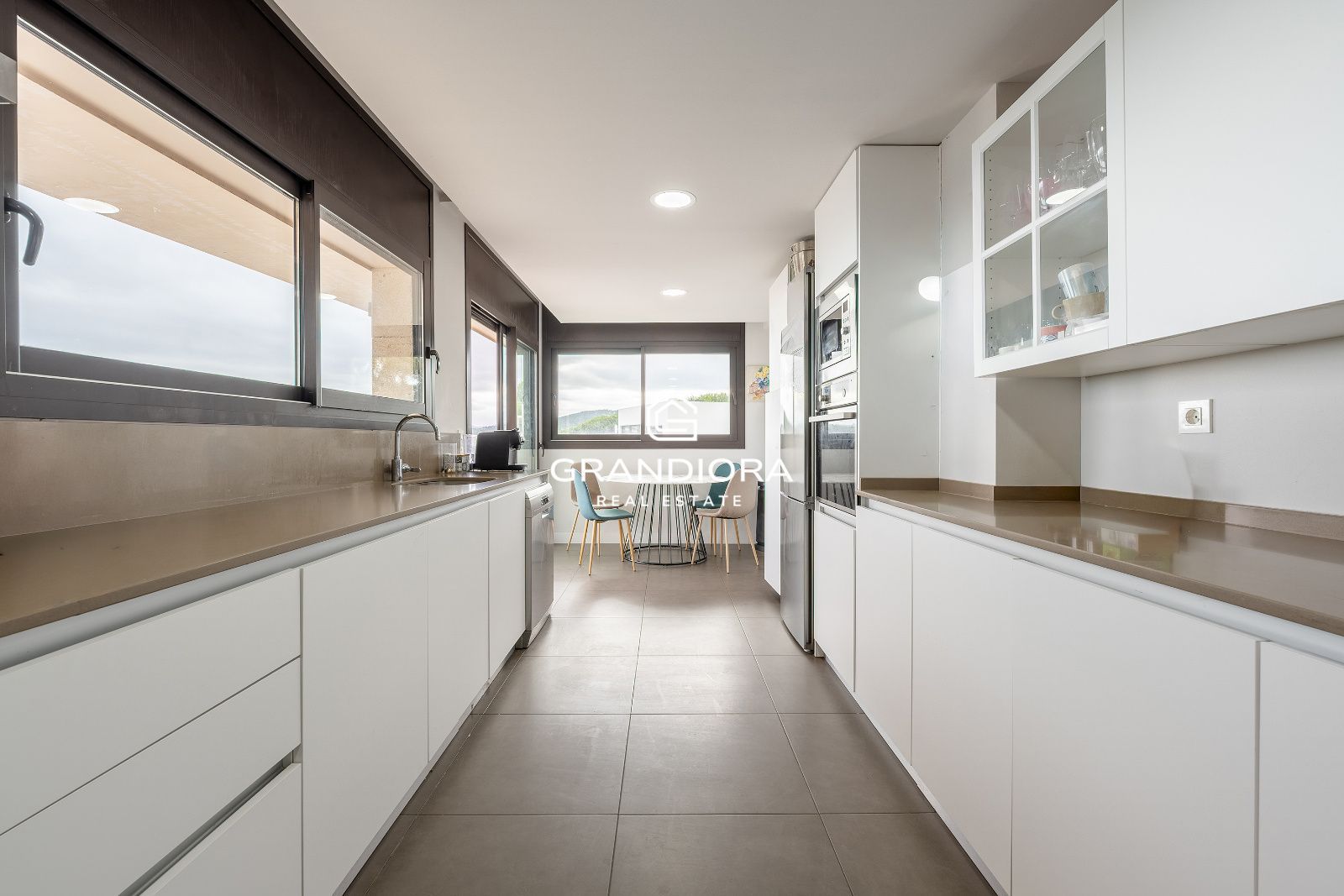 Villa contemporánea con piscina infinita y vistas al mar en Sant Vicenç de Montalt - Imagen 36
