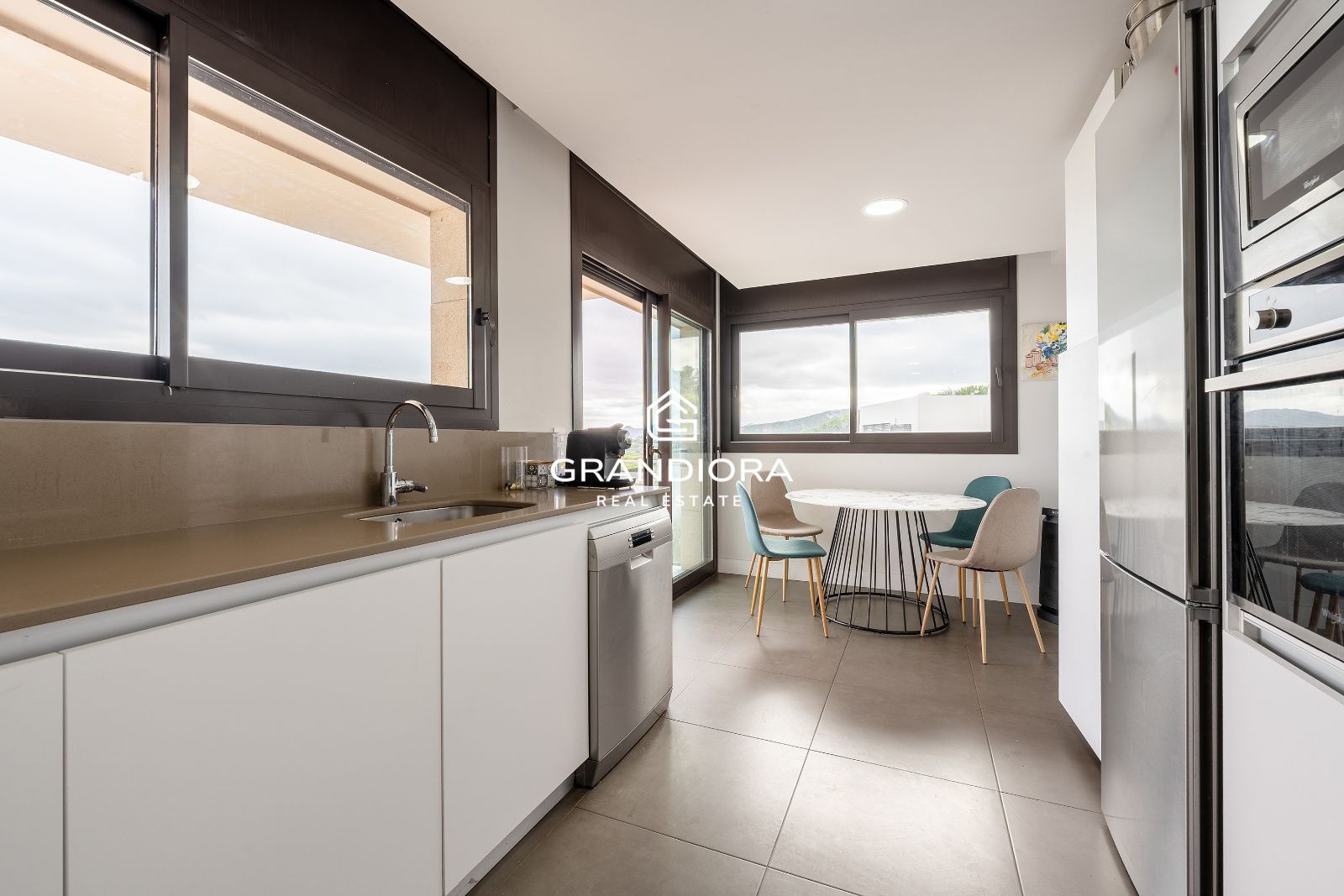 Villa contemporánea con piscina infinita y vistas al mar en Sant Vicenç de Montalt - Imagen 37