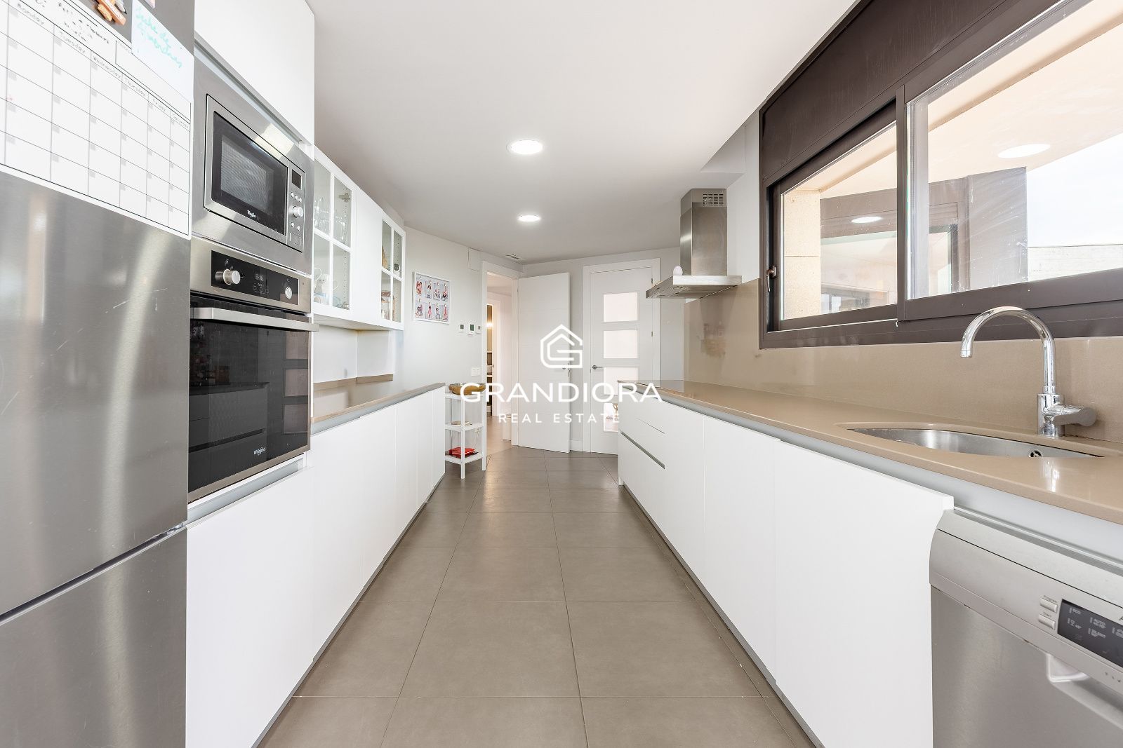 Villa contemporánea con piscina infinita y vistas al mar en Sant Vicenç de Montalt - Imagen 38