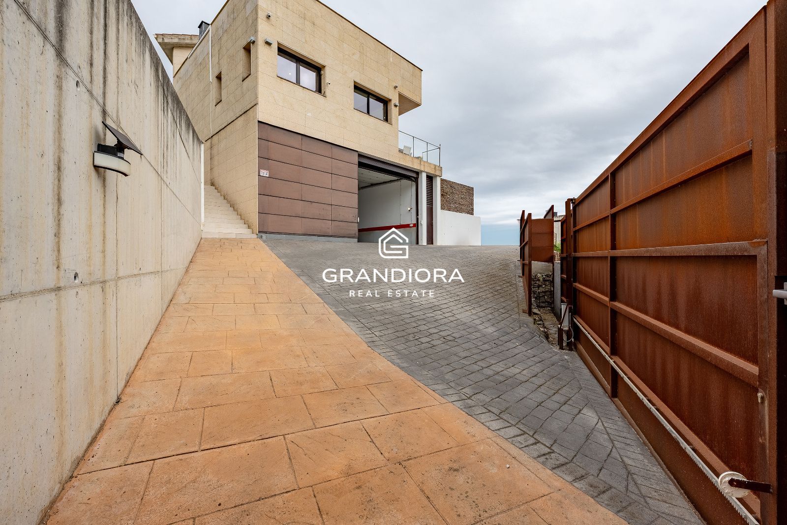 Villa contemporánea con piscina infinita y vistas al mar en Sant Vicenç de Montalt - Imagen 43