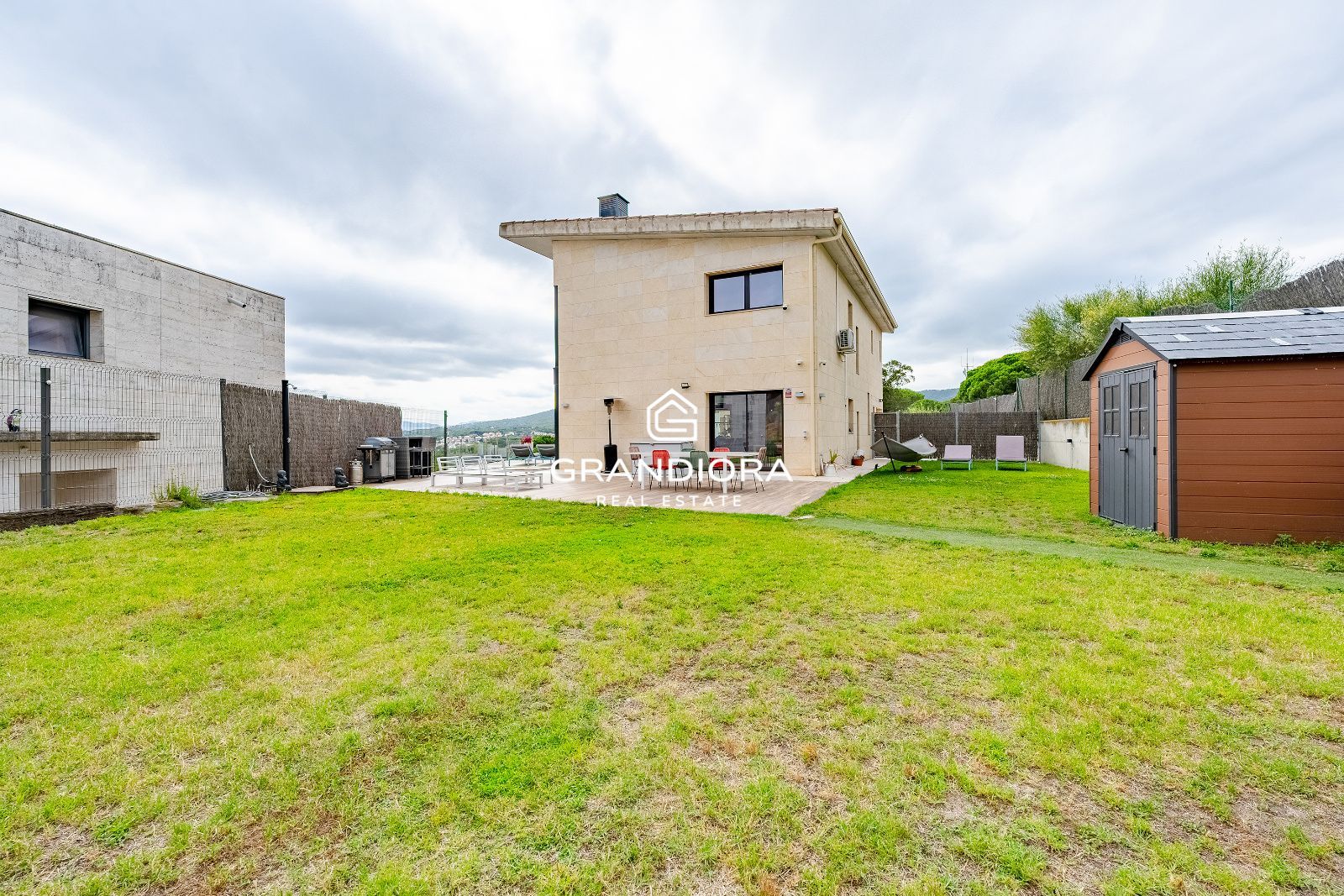 Villa contemporánea con piscina infinita y vistas al mar en Sant Vicenç de Montalt - Imagen 7