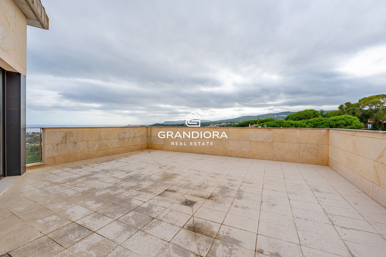 Villa contemporánea con piscina infinita y vistas al mar en Sant Vicenç de Montalt - Imagen 44