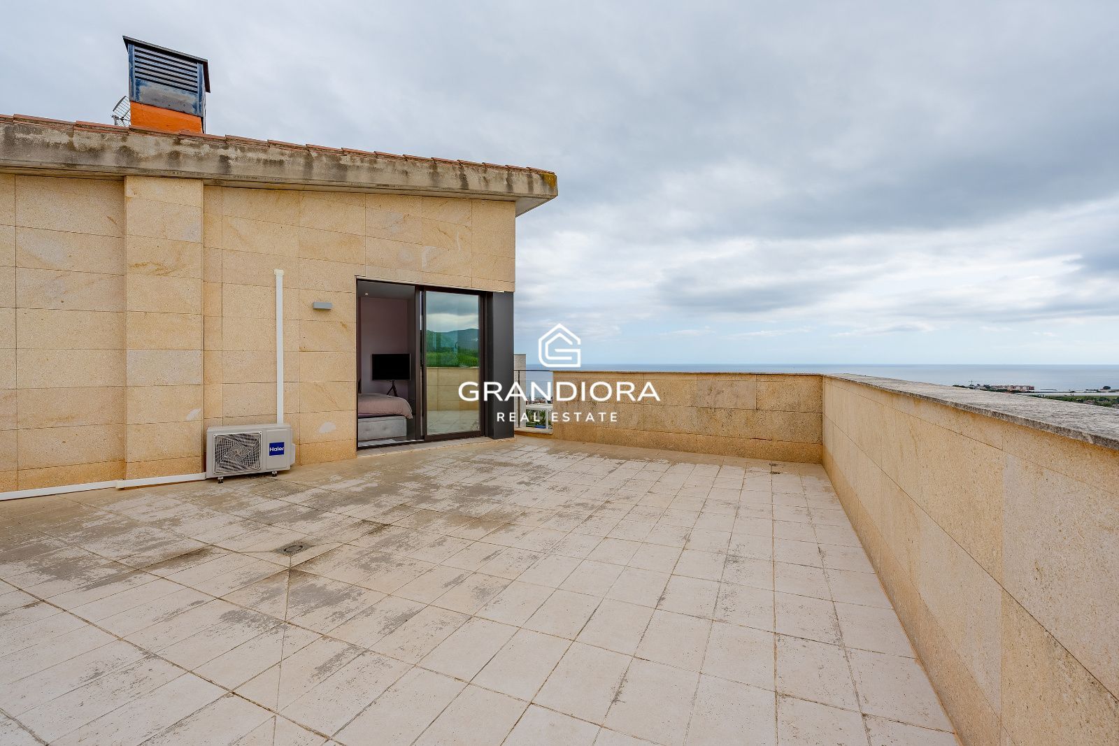 Villa contemporánea con piscina infinita y vistas al mar en Sant Vicenç de Montalt - Imagen 24