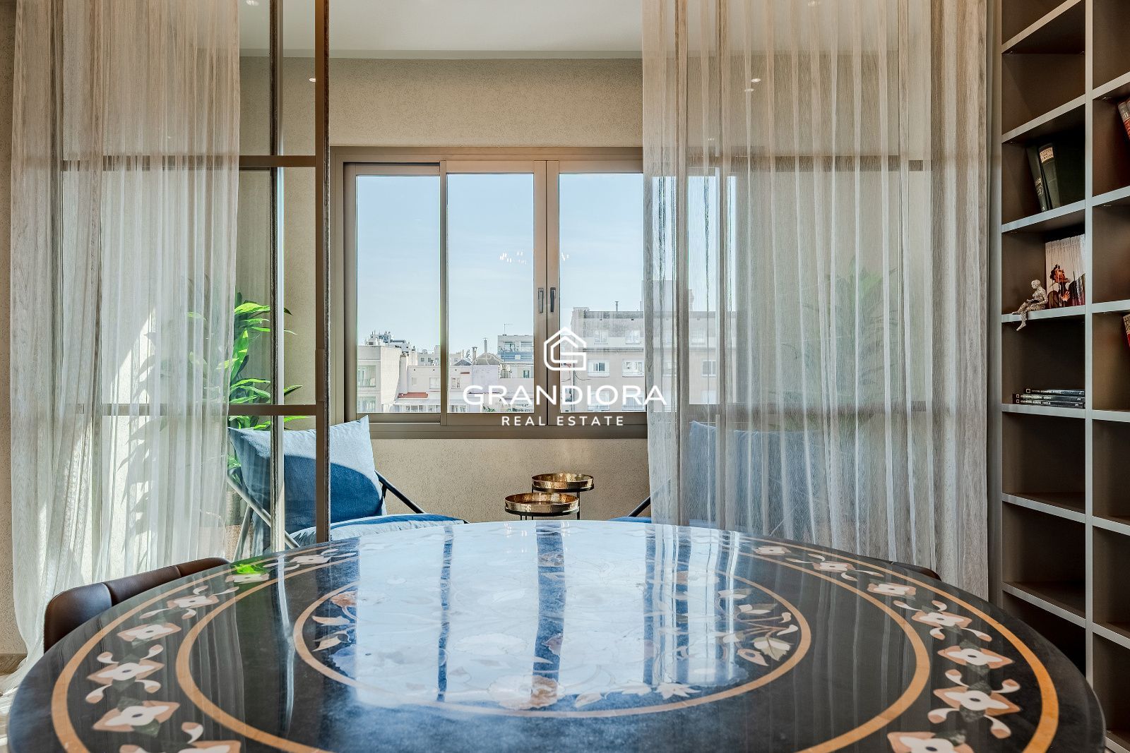 Exclusivo piso de lujo reformado a estrenar en la última planta de una emblemática finca regia junto a Passeig de Gràcia. - Imagen 2