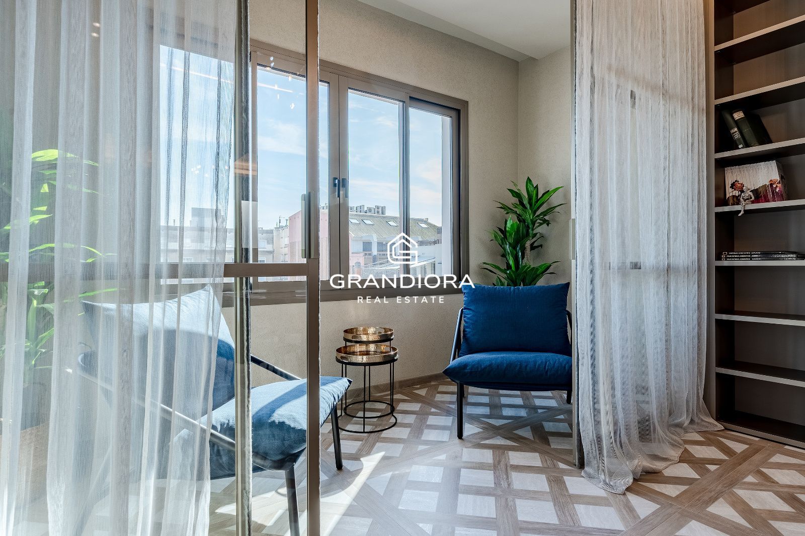 Exclusivo piso de lujo reformado a estrenar en la última planta de una emblemática finca regia junto a Passeig de Gràcia. - Imagen 4