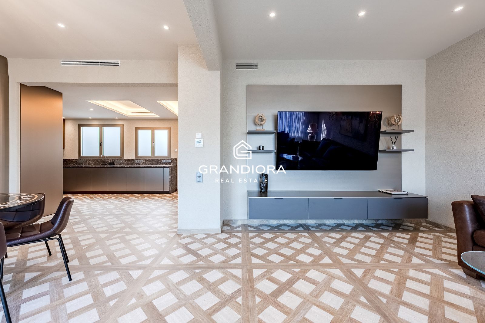 Exclusivo piso de lujo reformado a estrenar en la última planta de una emblemática finca regia junto a Passeig de Gràcia. - Imagen 8