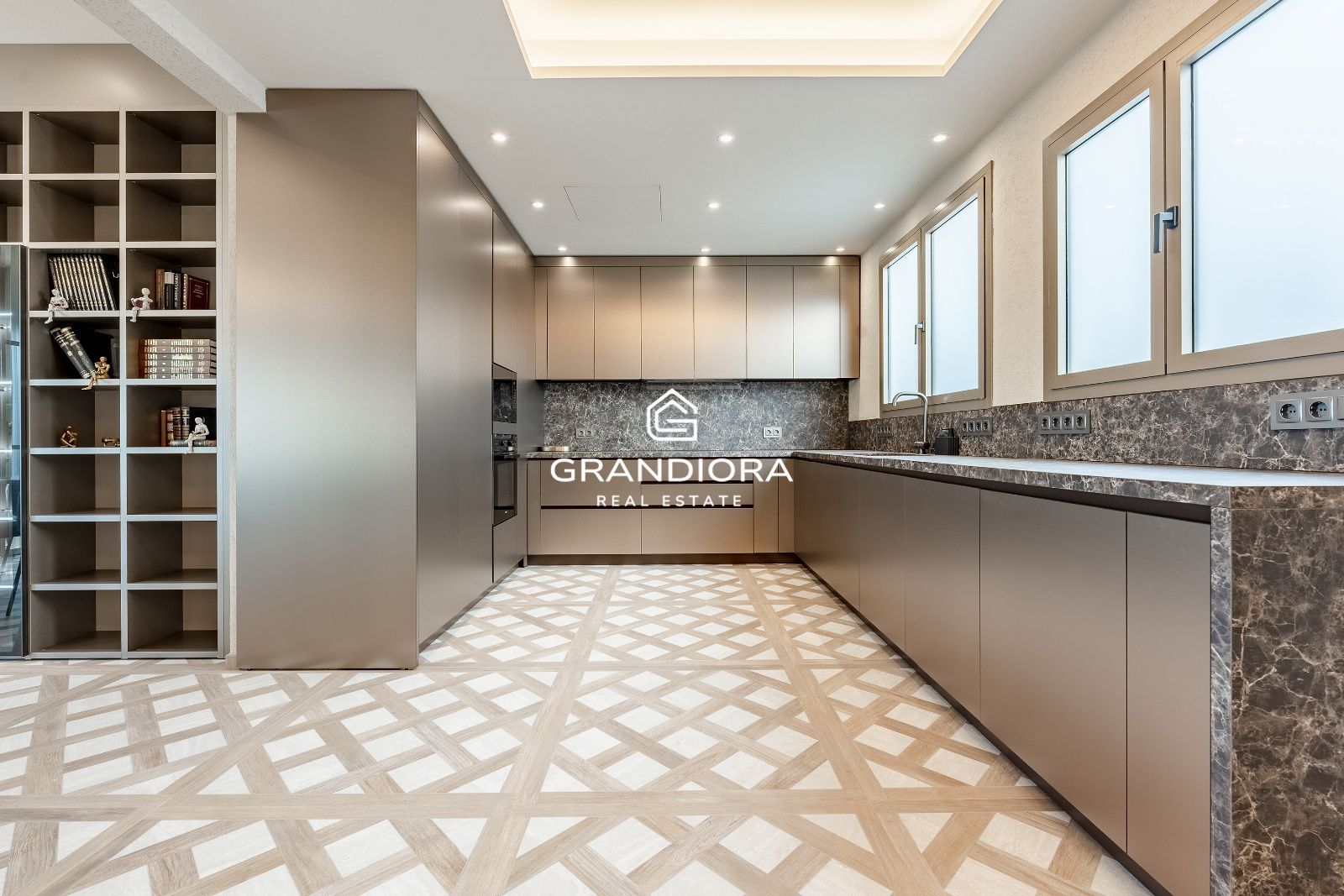 Exclusivo piso de lujo reformado a estrenar en la última planta de una emblemática finca regia junto a Passeig de Gràcia. - Imagen 9