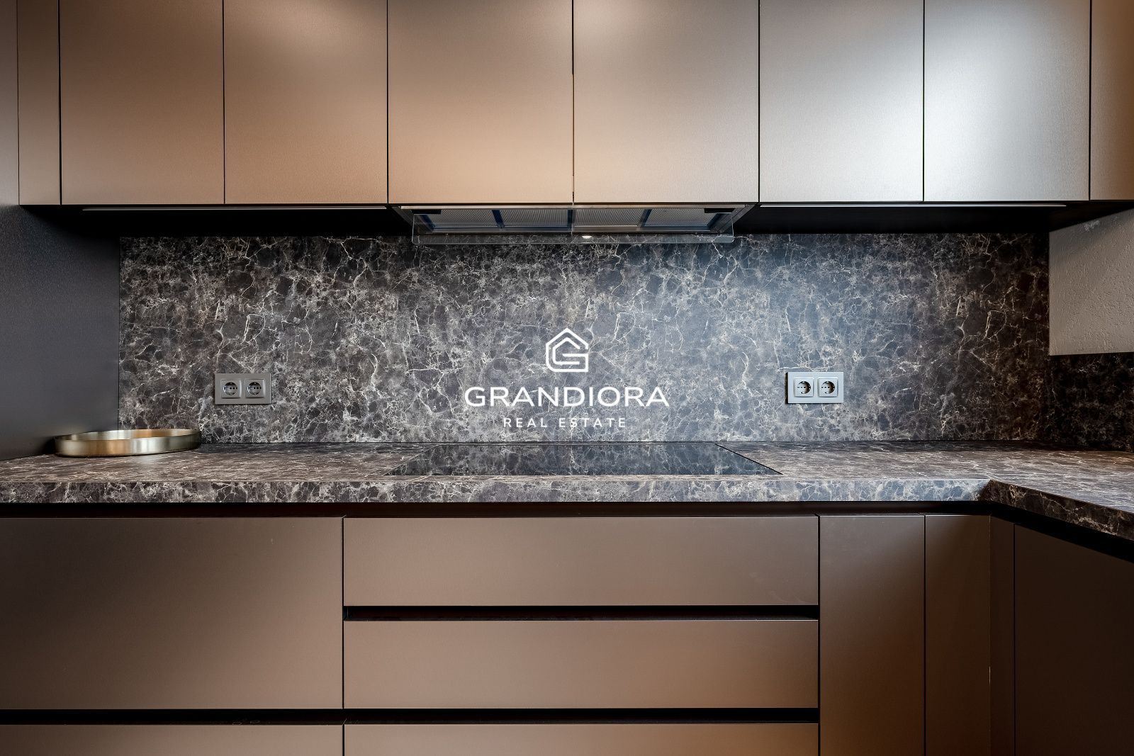 Exclusivo piso de lujo reformado a estrenar en la última planta de una emblemática finca regia junto a Passeig de Gràcia. - Imagen 11