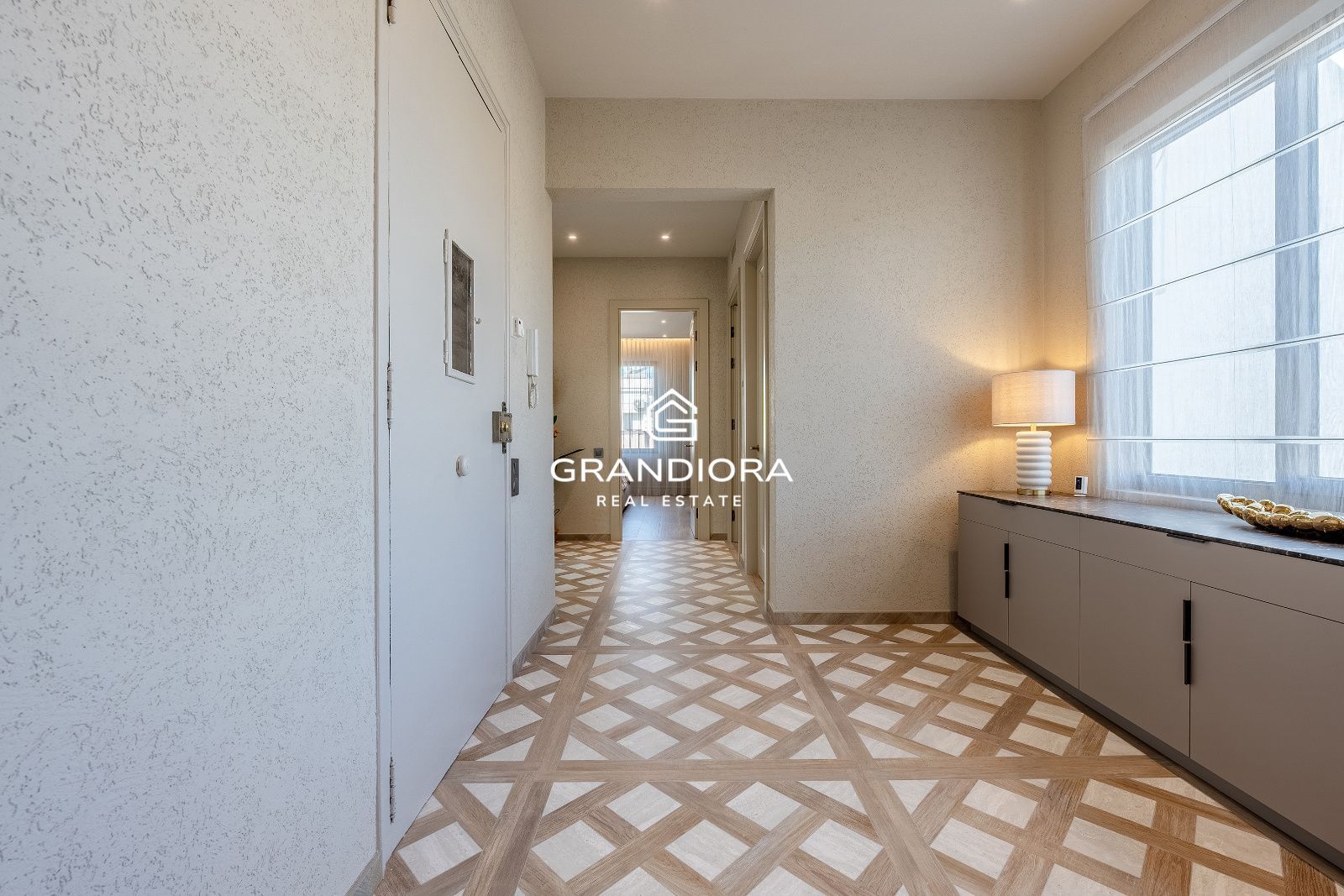 Exclusivo piso de lujo reformado a estrenar en la última planta de una emblemática finca regia junto a Passeig de Gràcia. - Imagen 14