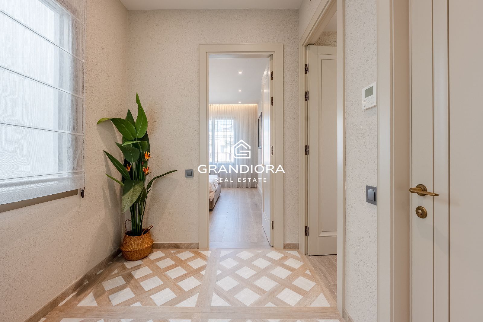 Exclusivo piso de lujo reformado a estrenar en la última planta de una emblemática finca regia junto a Passeig de Gràcia. - Imagen 15