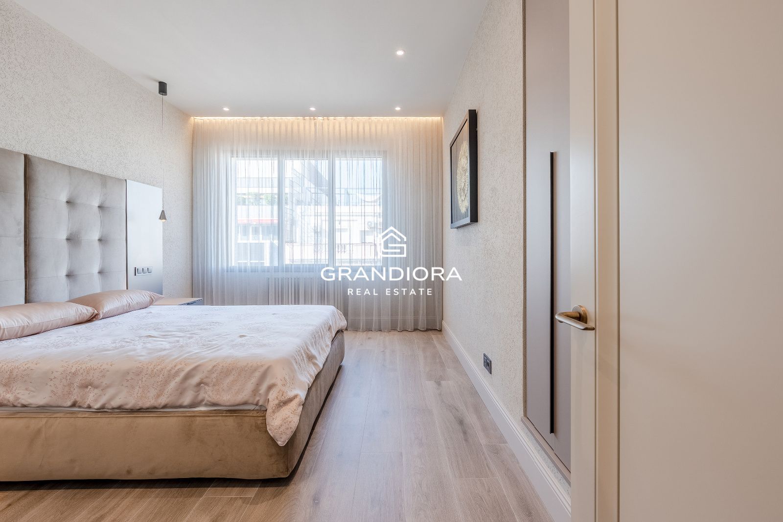 Exclusivo piso de lujo reformado a estrenar en la última planta de una emblemática finca regia junto a Passeig de Gràcia. - Imagen 16