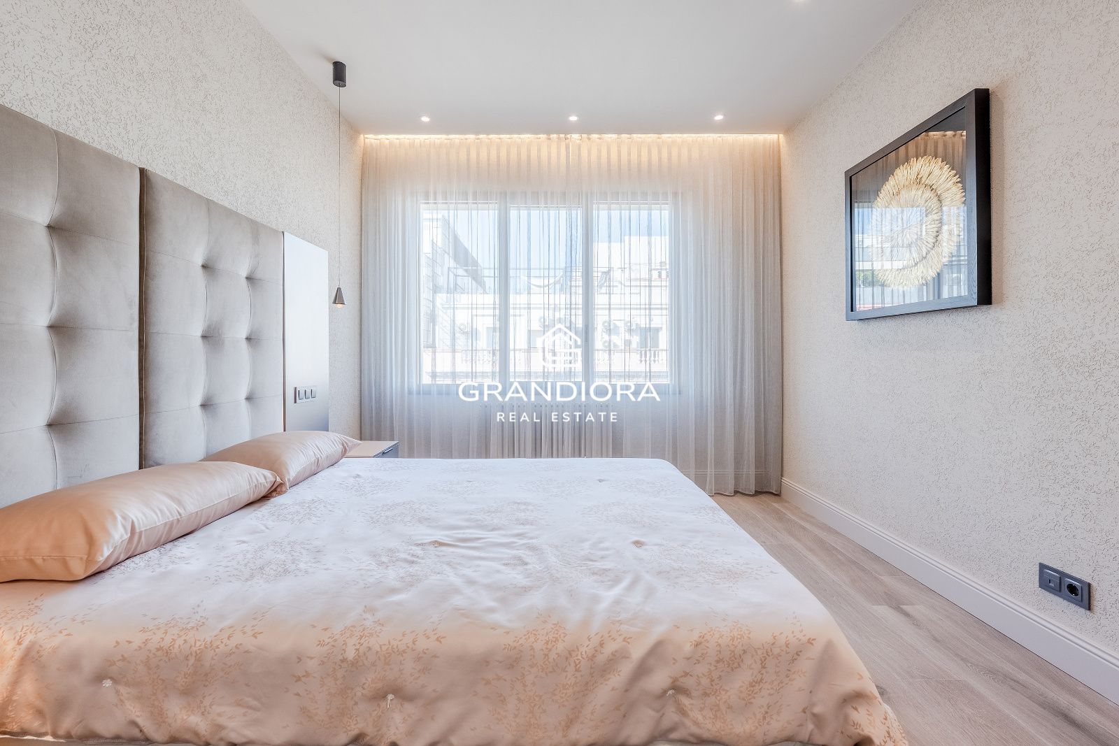 Exclusivo piso de lujo reformado a estrenar en la última planta de una emblemática finca regia junto a Passeig de Gràcia. - Imagen 17