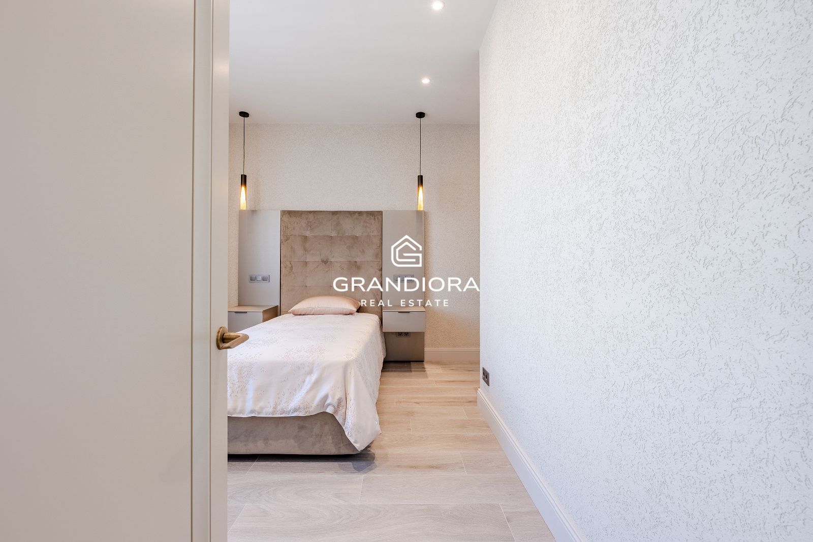 Exclusivo piso de lujo reformado a estrenar en la última planta de una emblemática finca regia junto a Passeig de Gràcia. - Imagen 20